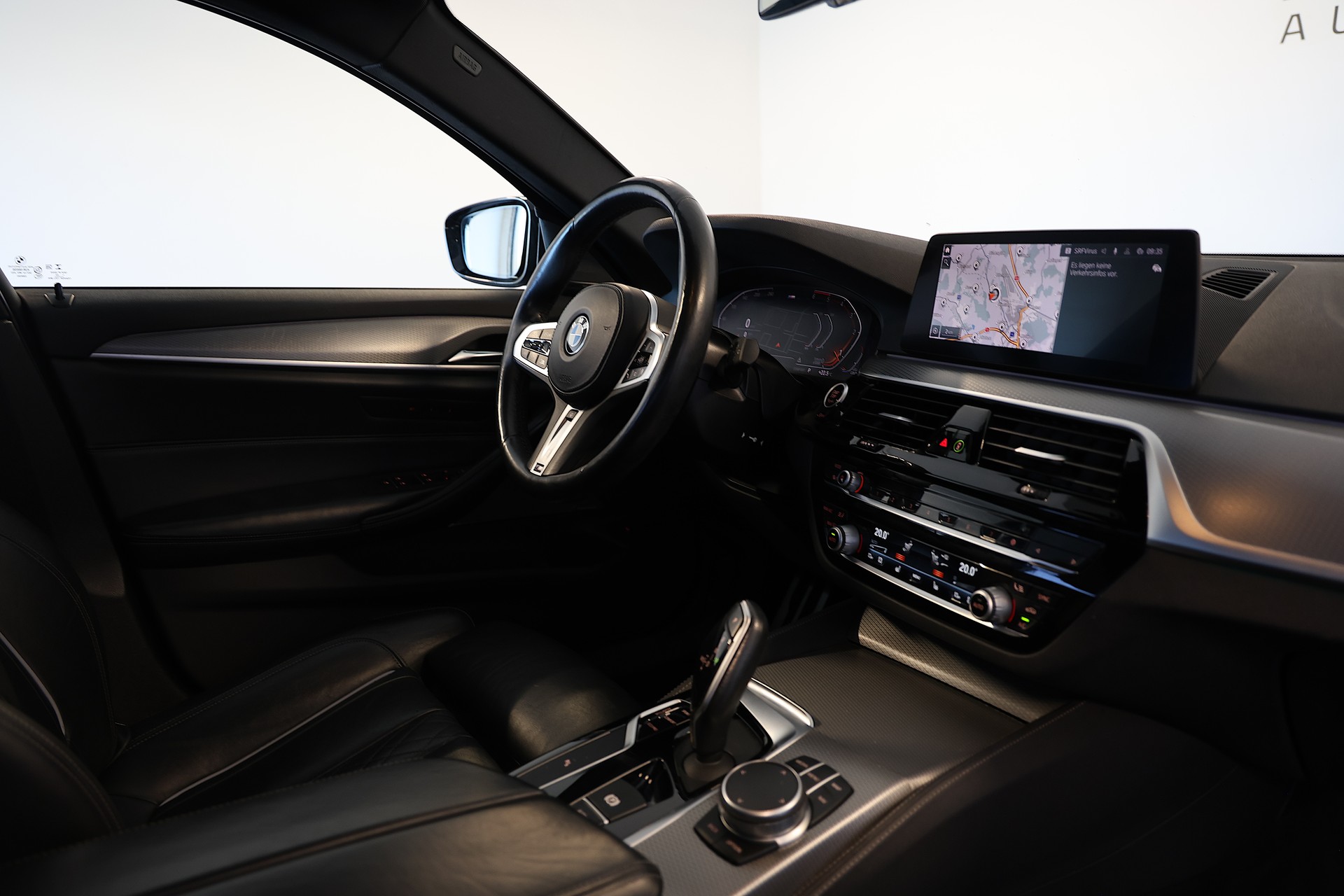 BMW 540d xDrive M-Sport Touring-image-12