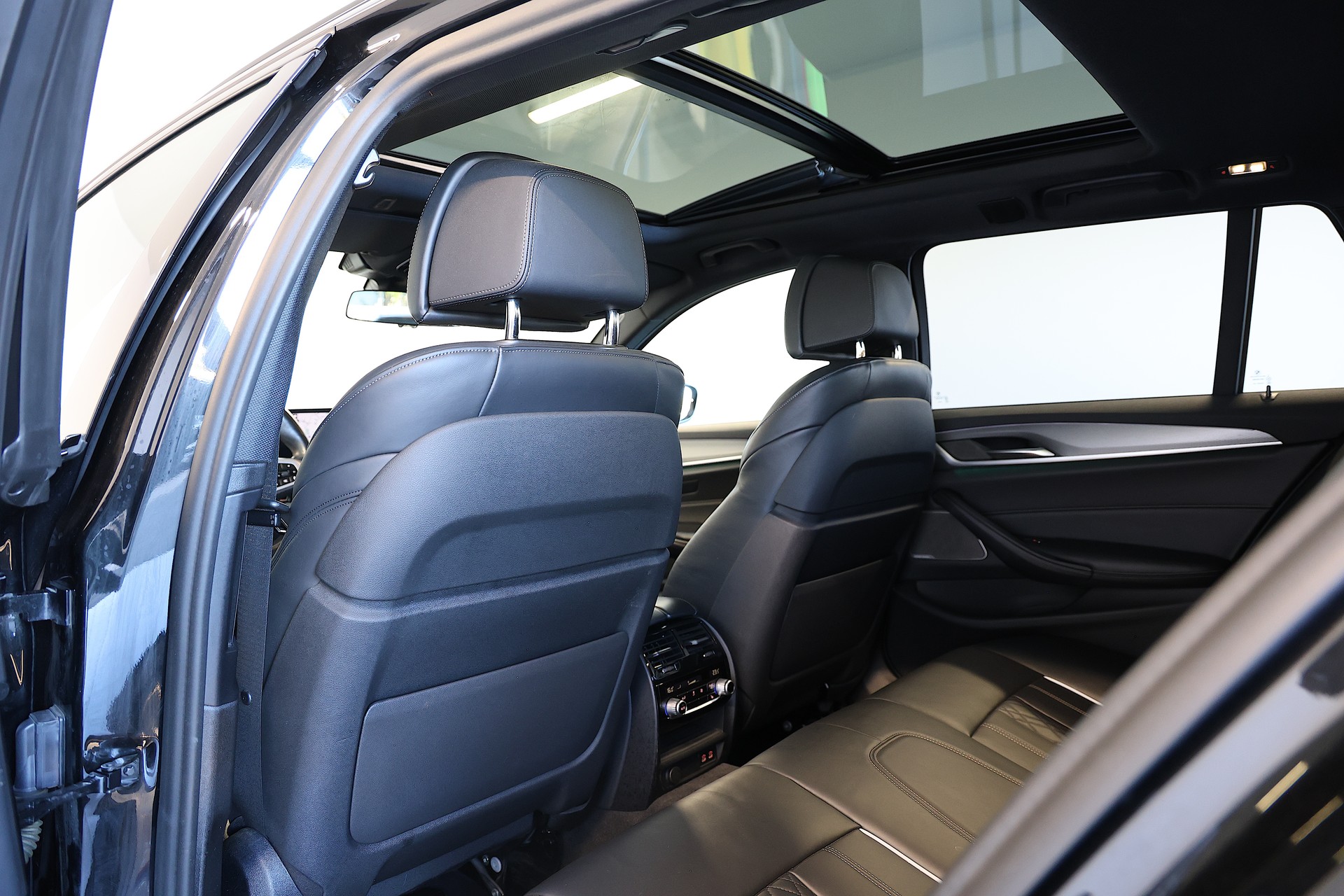 BMW 540d xDrive M-Sport Touring-image-15