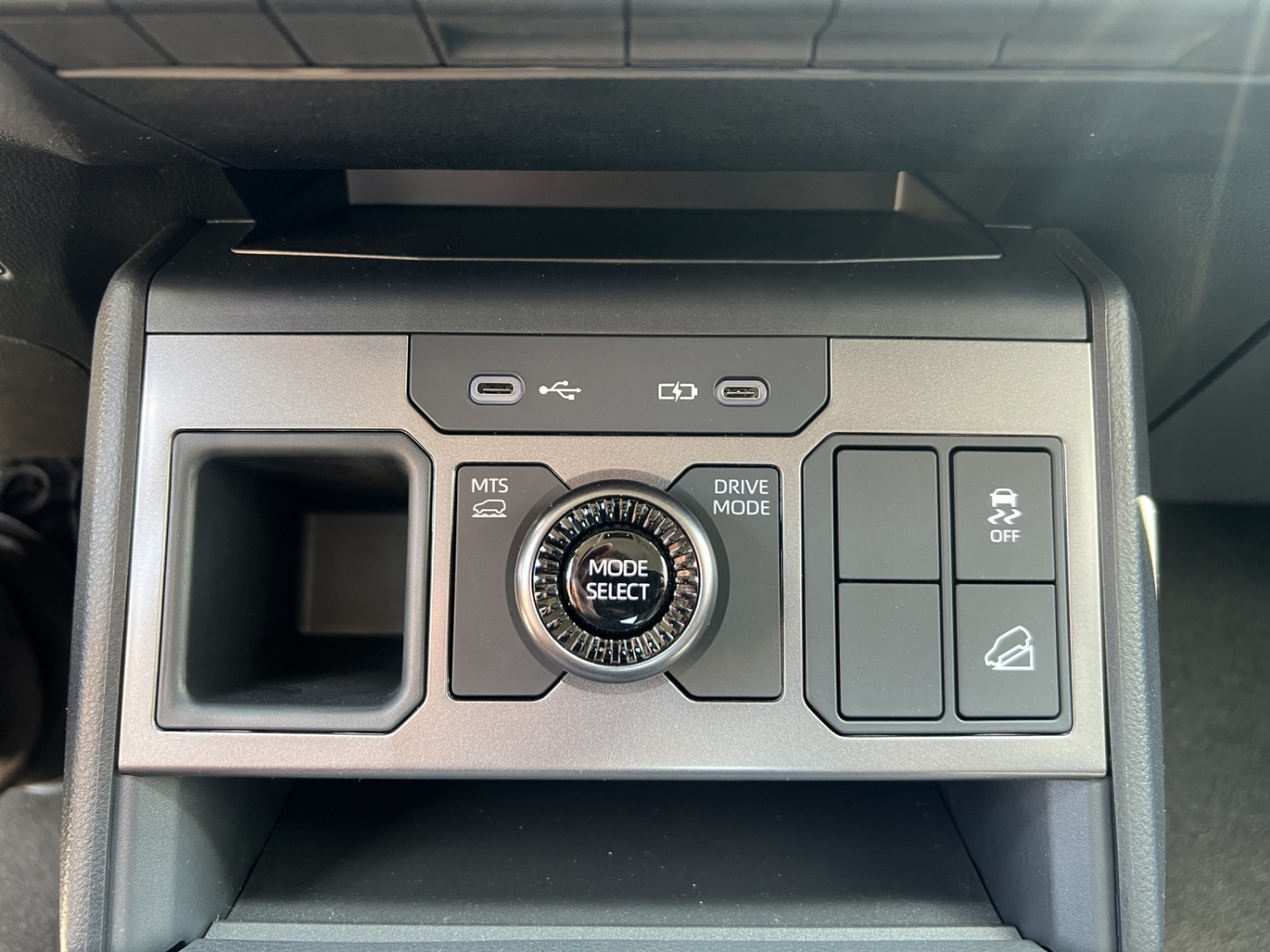 TOYOTA Hilux Double Cab.-Pick-up 59KWh Comfort-image-14