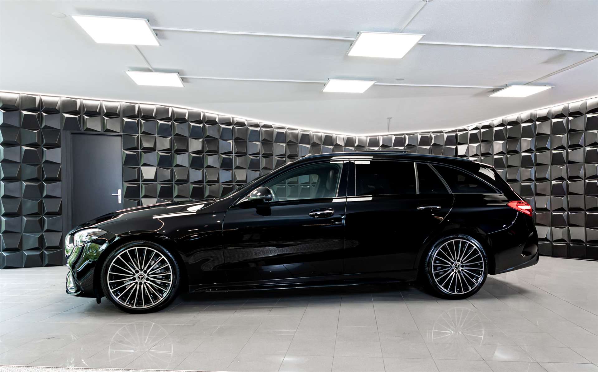 MERCEDES-BENZ C 220 d T 4Matic AMG Line-image-1