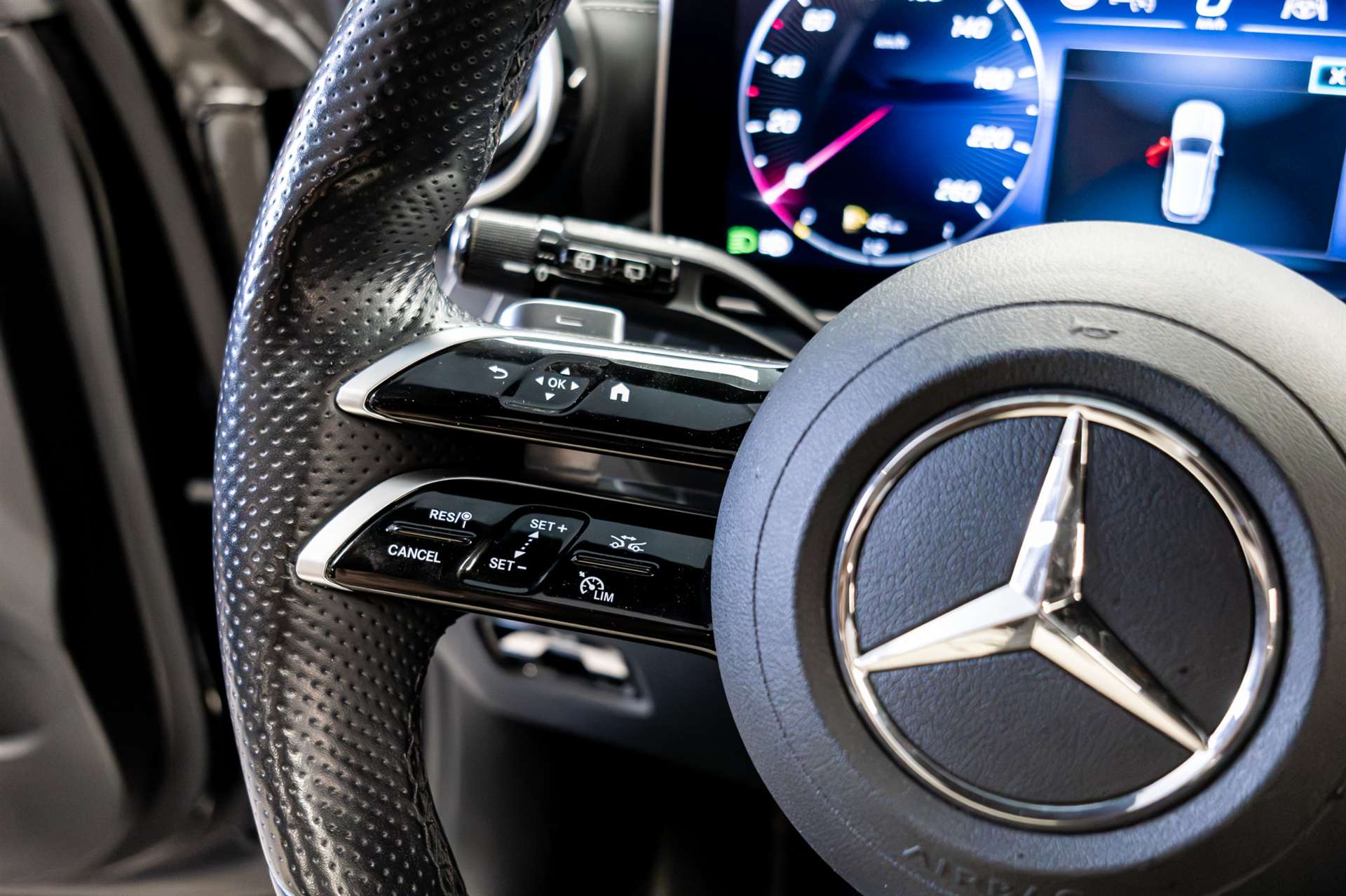 MERCEDES-BENZ C 220 d T 4Matic AMG Line-image-9
