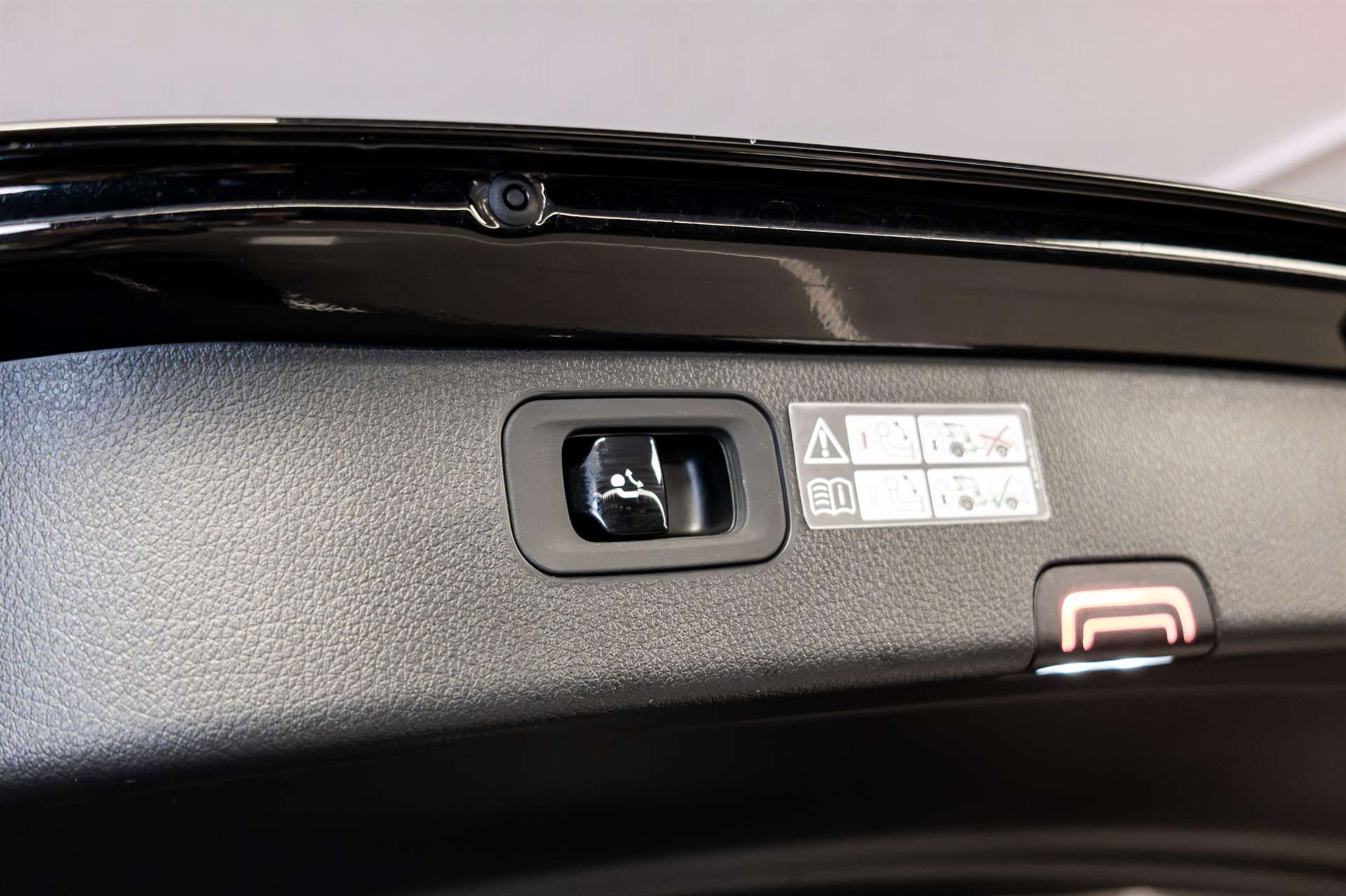 MERCEDES-BENZ C 220 d T 4Matic AMG Line-image-30