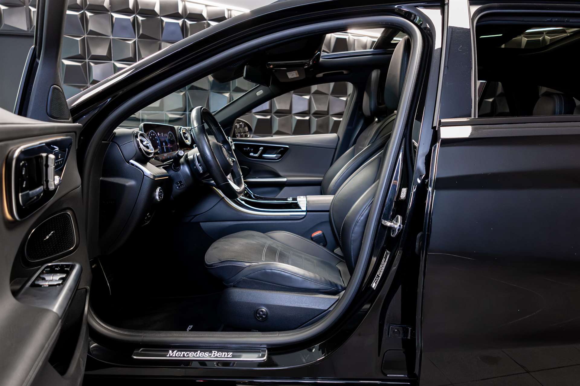 MERCEDES-BENZ C 220 d T 4Matic AMG Line-image-13