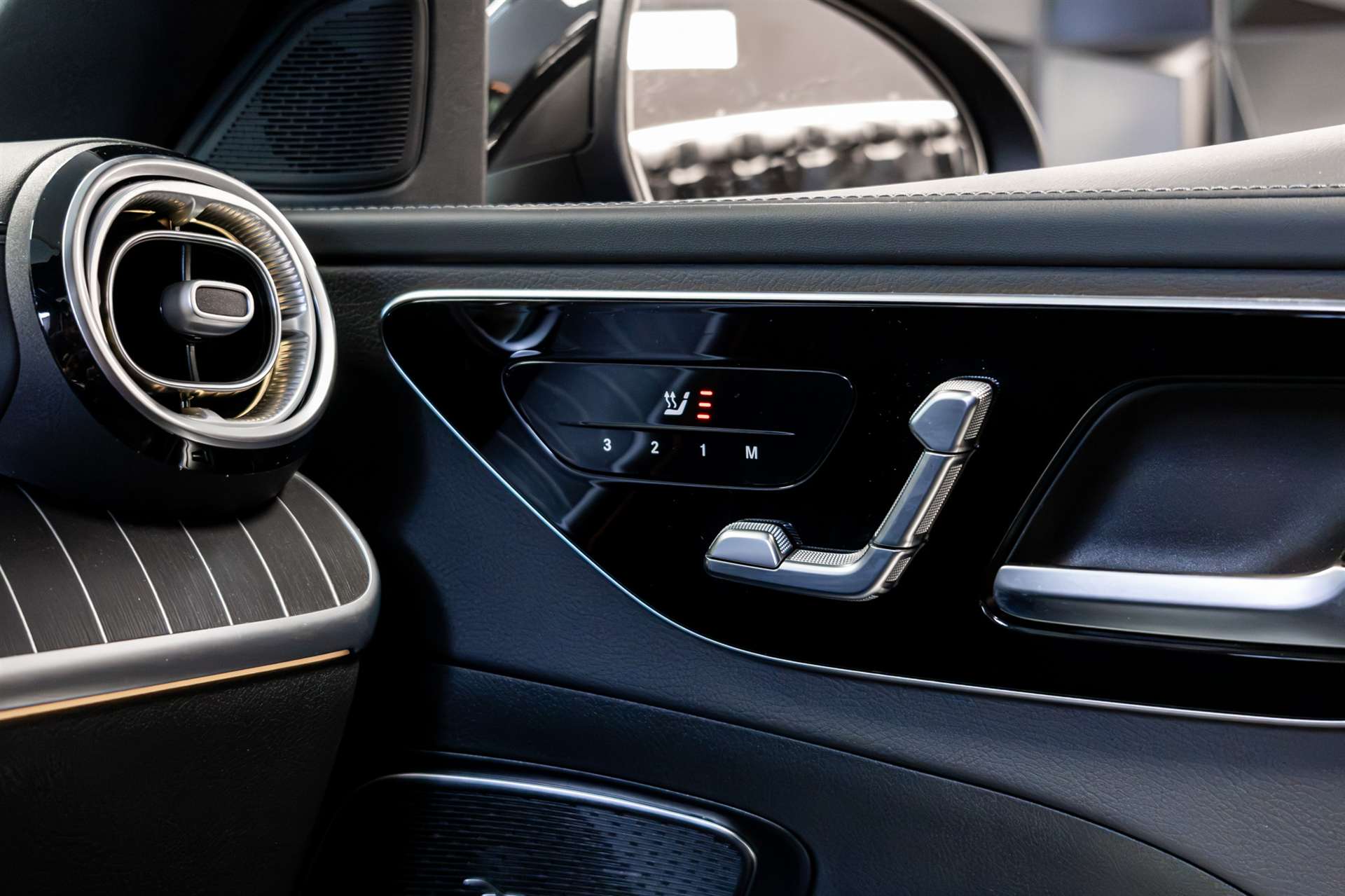 MERCEDES-BENZ C 220 d T 4Matic AMG Line-image-19
