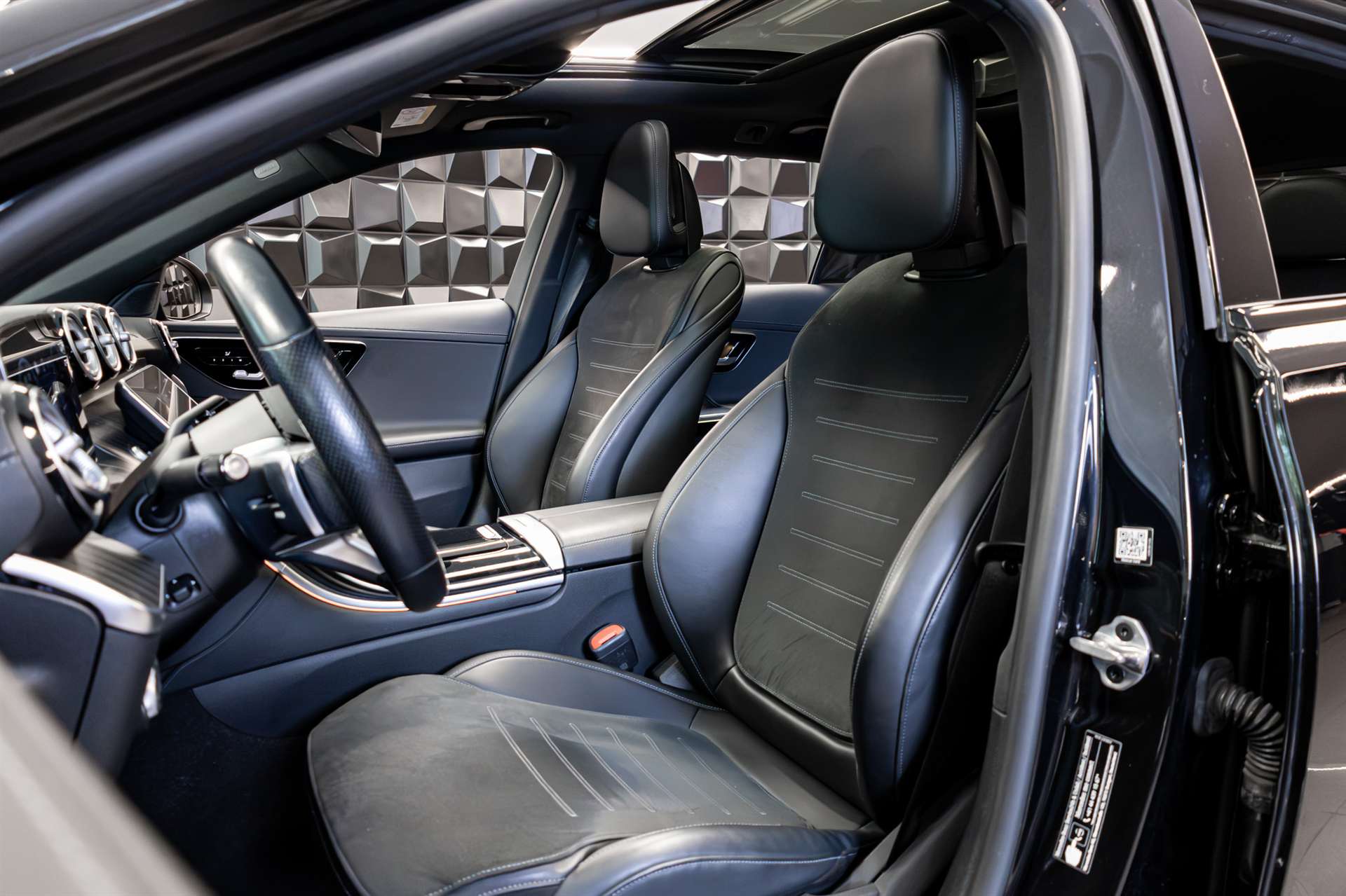 MERCEDES-BENZ C 220 d T 4Matic AMG Line-image-16