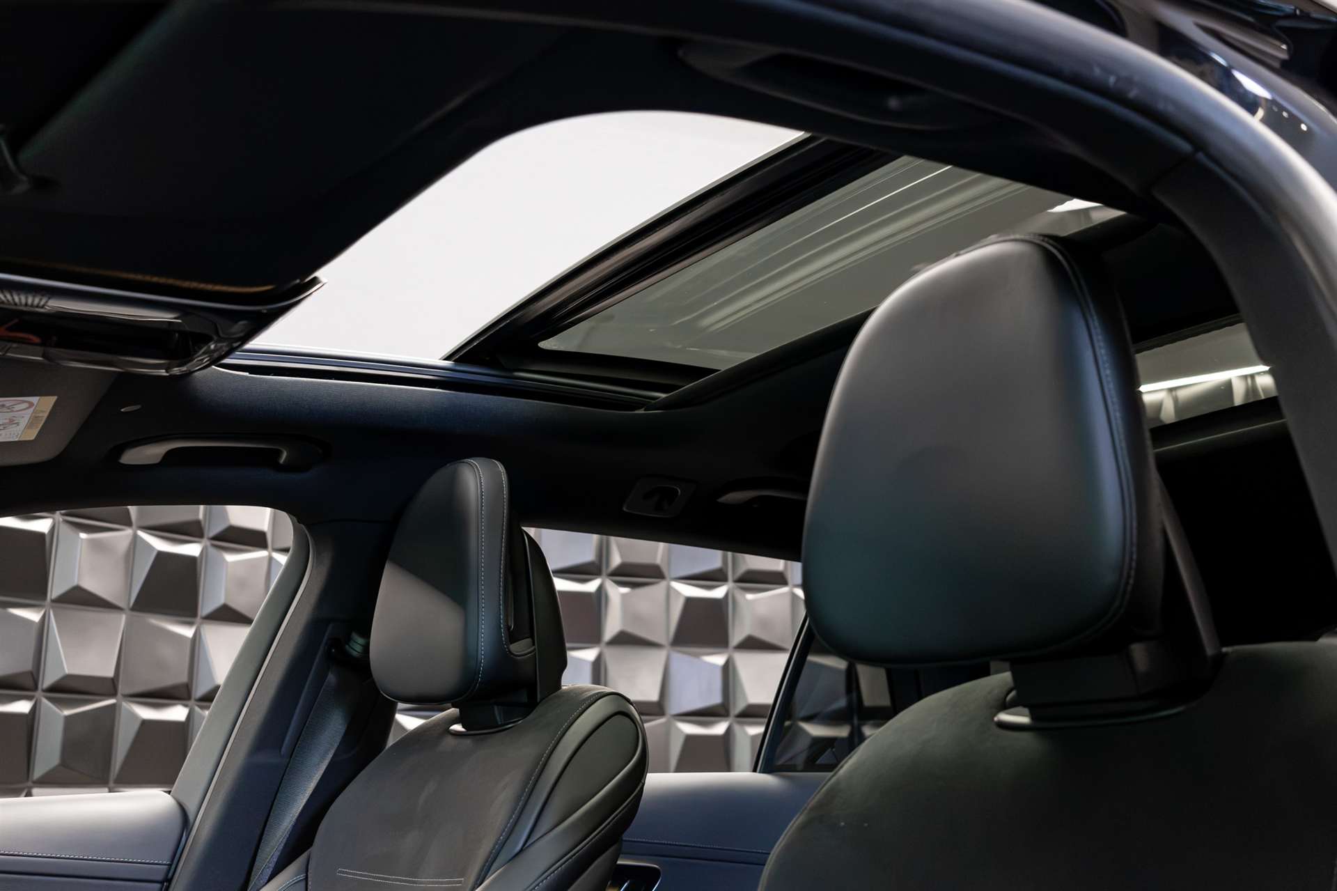 MERCEDES-BENZ C 220 d T 4Matic AMG Line-image-17
