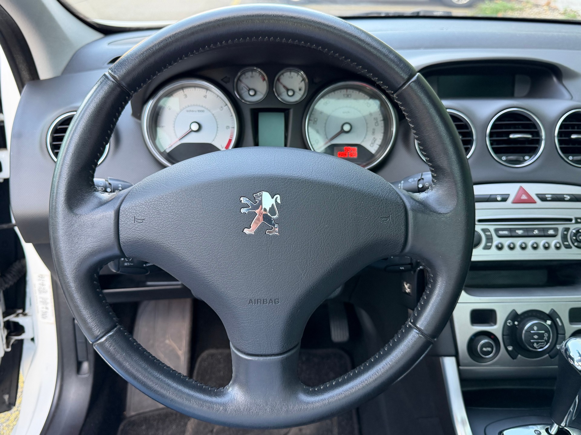 PEUGEOT 308 1.6 16V T XSI Automatic-image-15