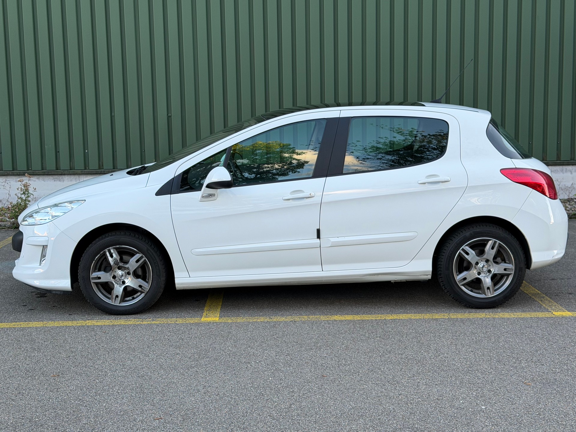 PEUGEOT 308 1.6 16V T XSI Automatic-image-6