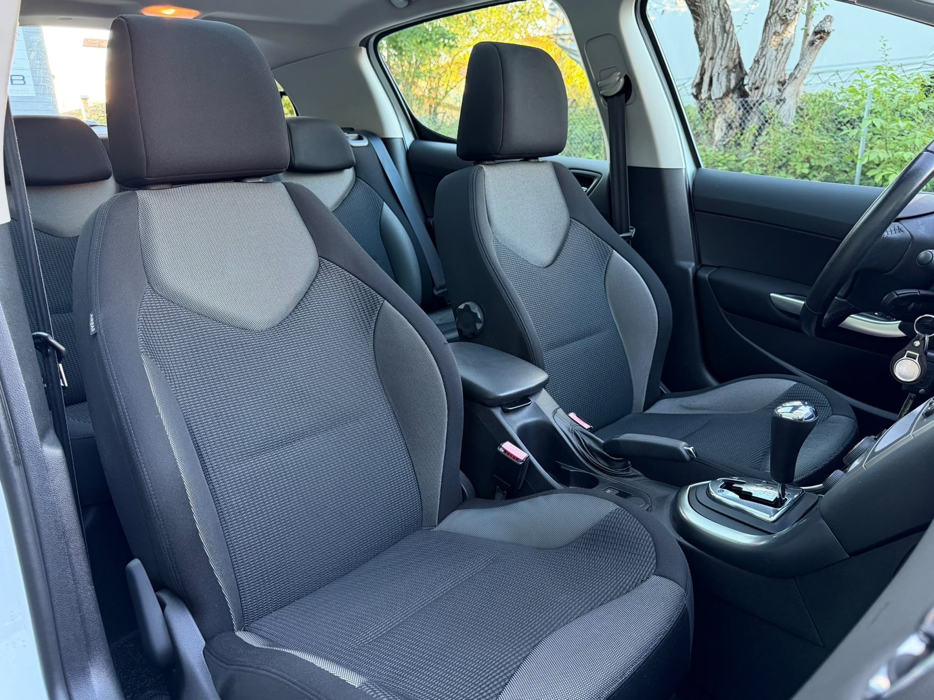 PEUGEOT 308 1.6 16V T XSI Automatic-image-8