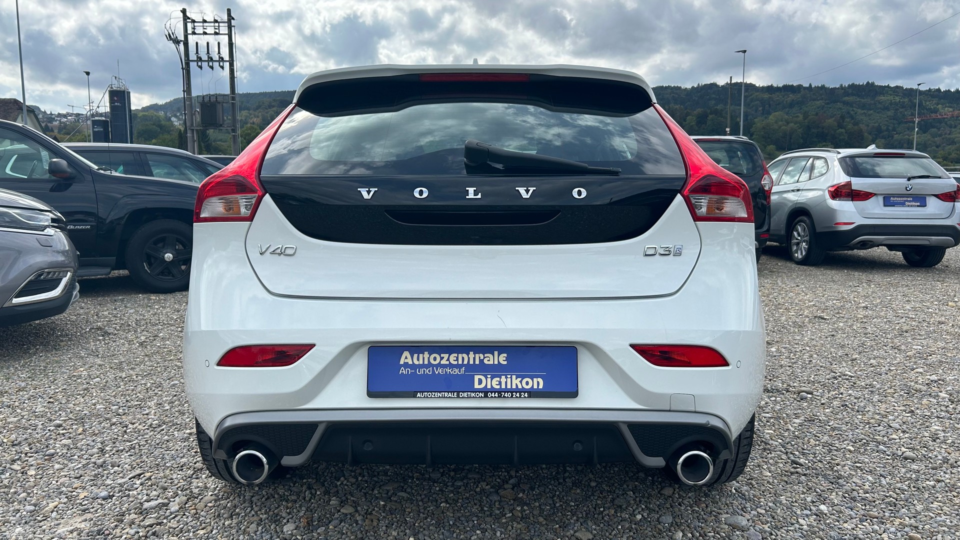 VOLVO V40 D3 Momentum R-Design Geartronic-image-18