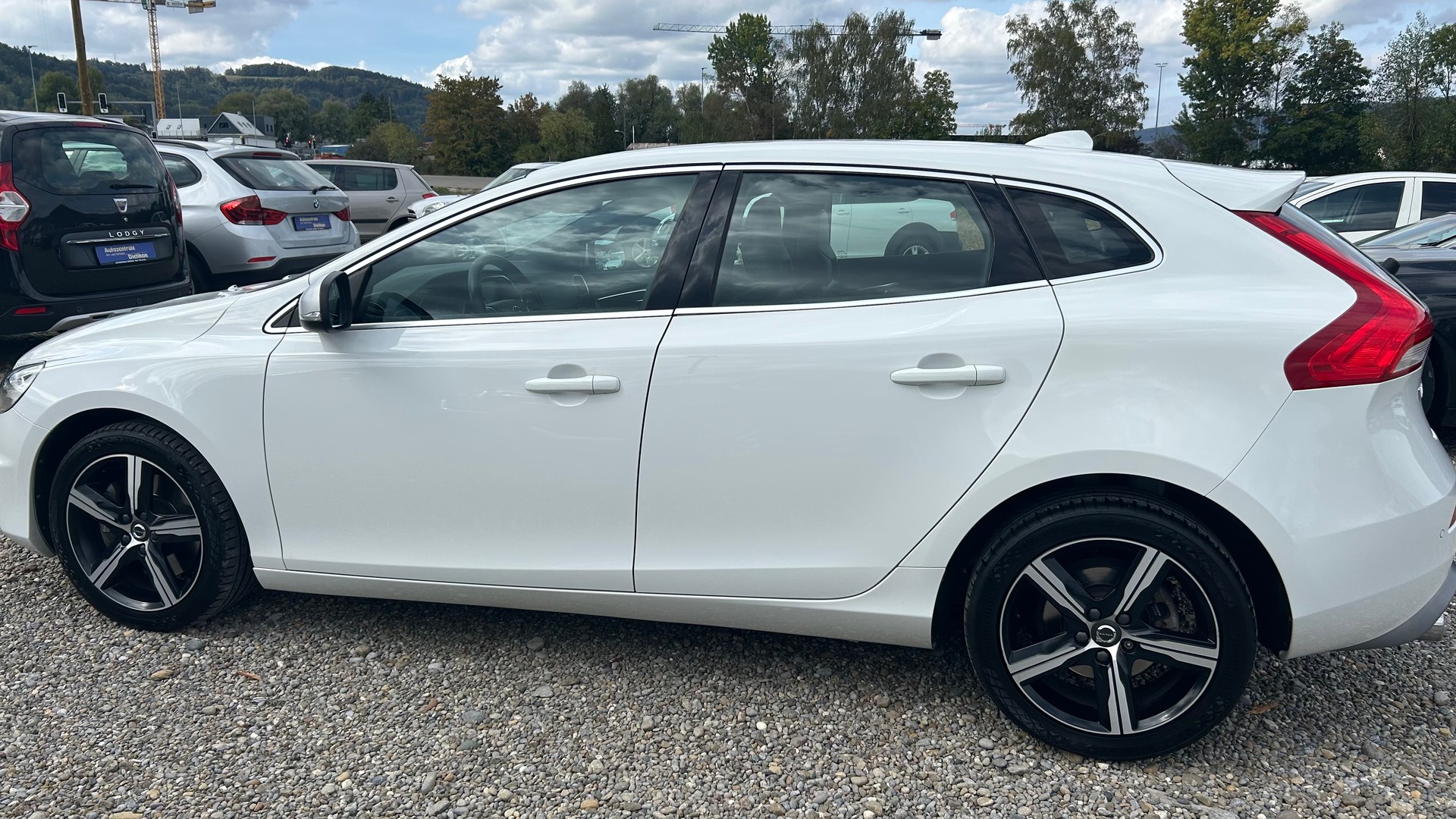 VOLVO V40 D3 Momentum R-Design Geartronic-image-16