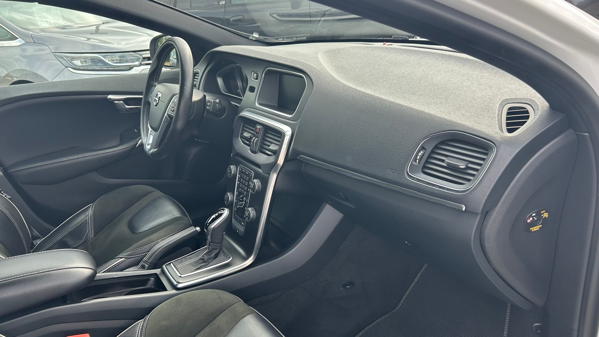 VOLVO V40 D3 Momentum R-Design Geartronic-image-9