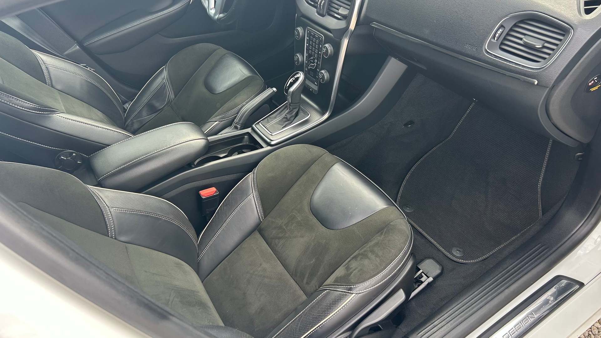VOLVO V40 D3 Momentum R-Design Geartronic-image-11