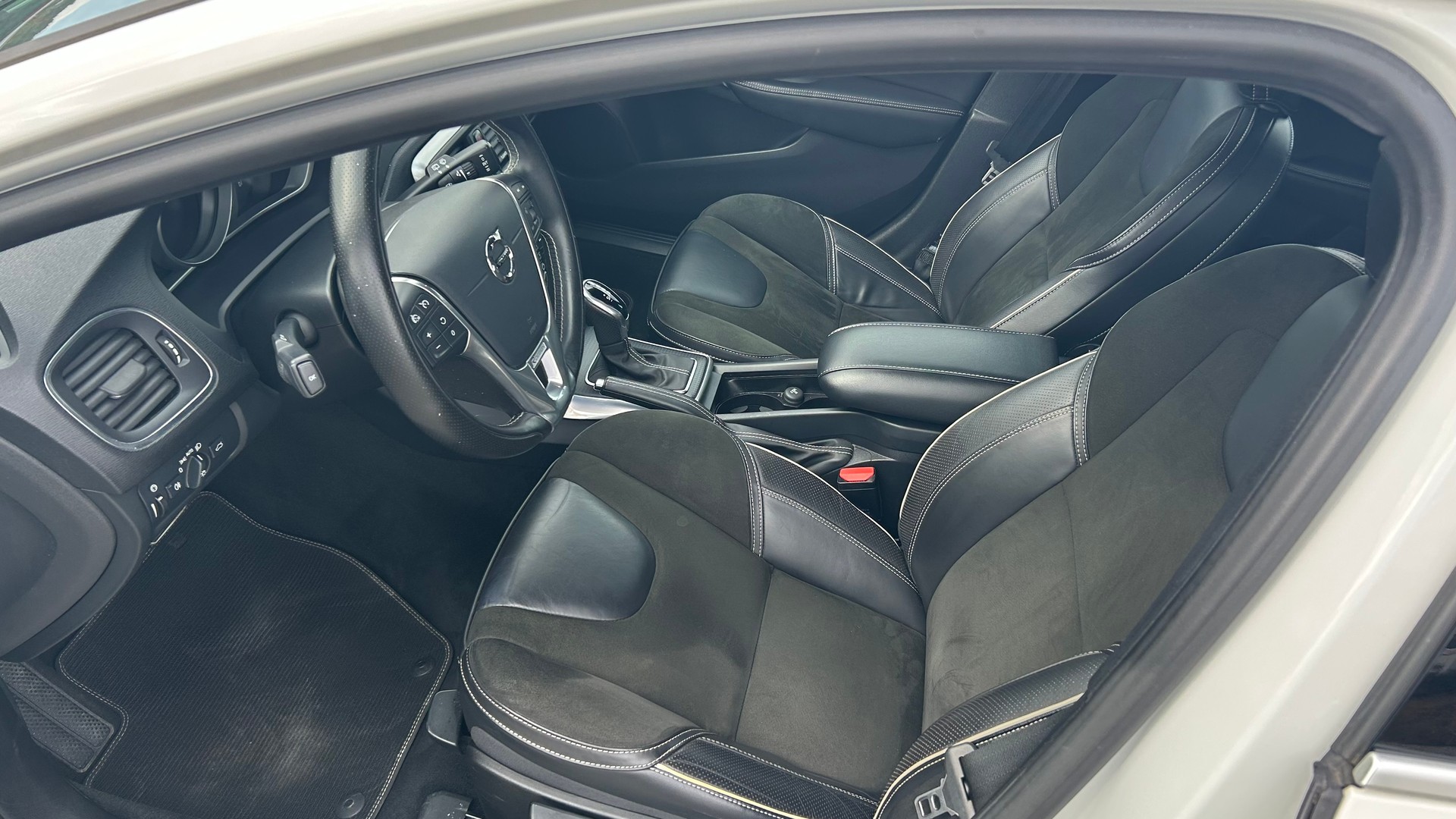 VOLVO V40 D3 Momentum R-Design Geartronic-image-1