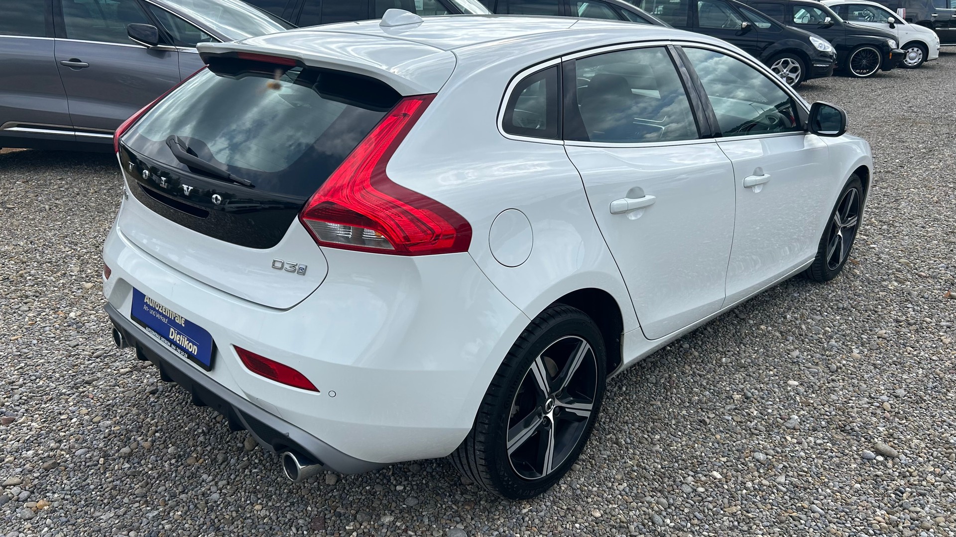 VOLVO V40 D3 Momentum R-Design Geartronic-image-19