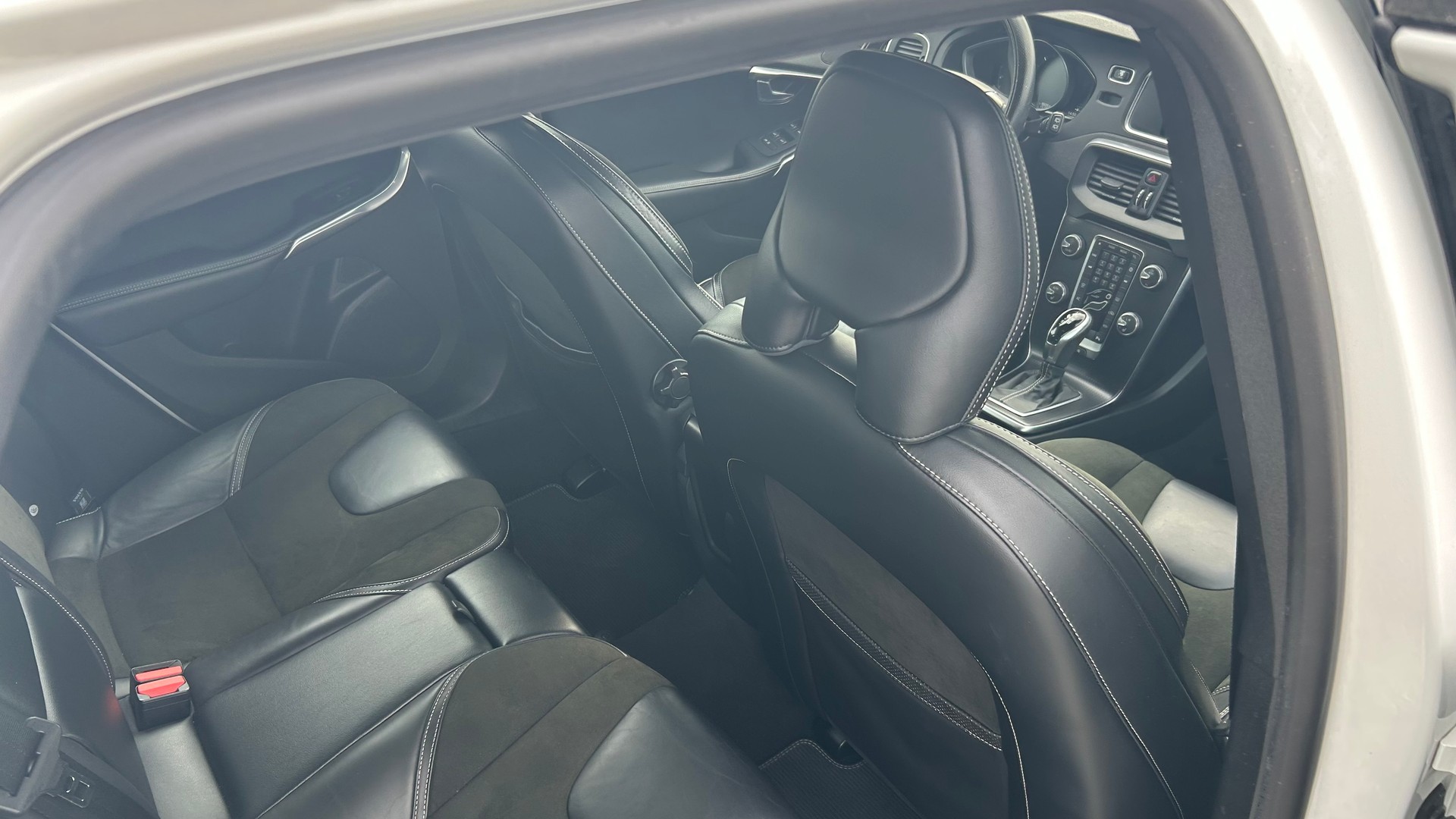 VOLVO V40 D3 Momentum R-Design Geartronic-image-14