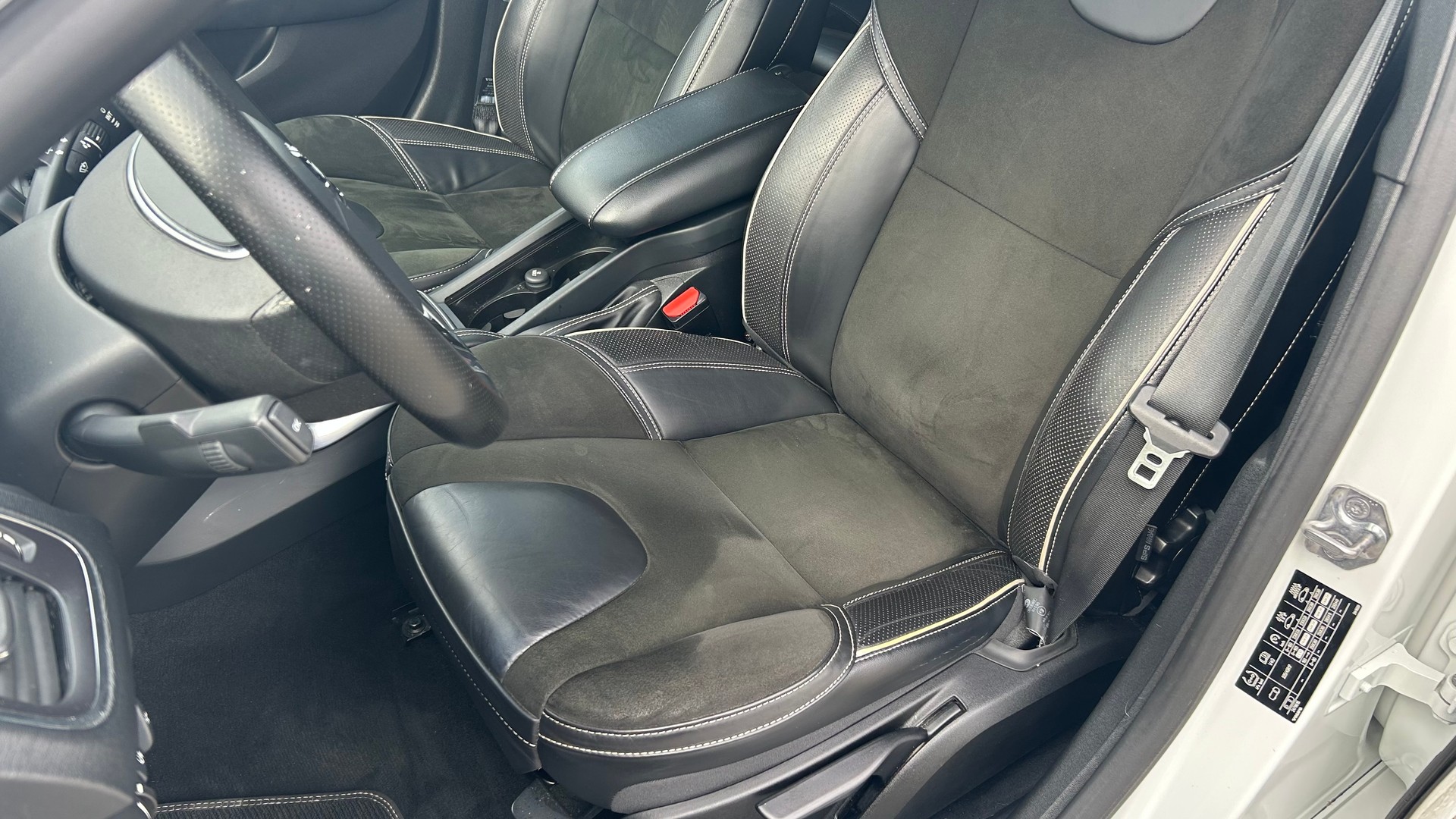 VOLVO V40 D3 Momentum R-Design Geartronic-image-3