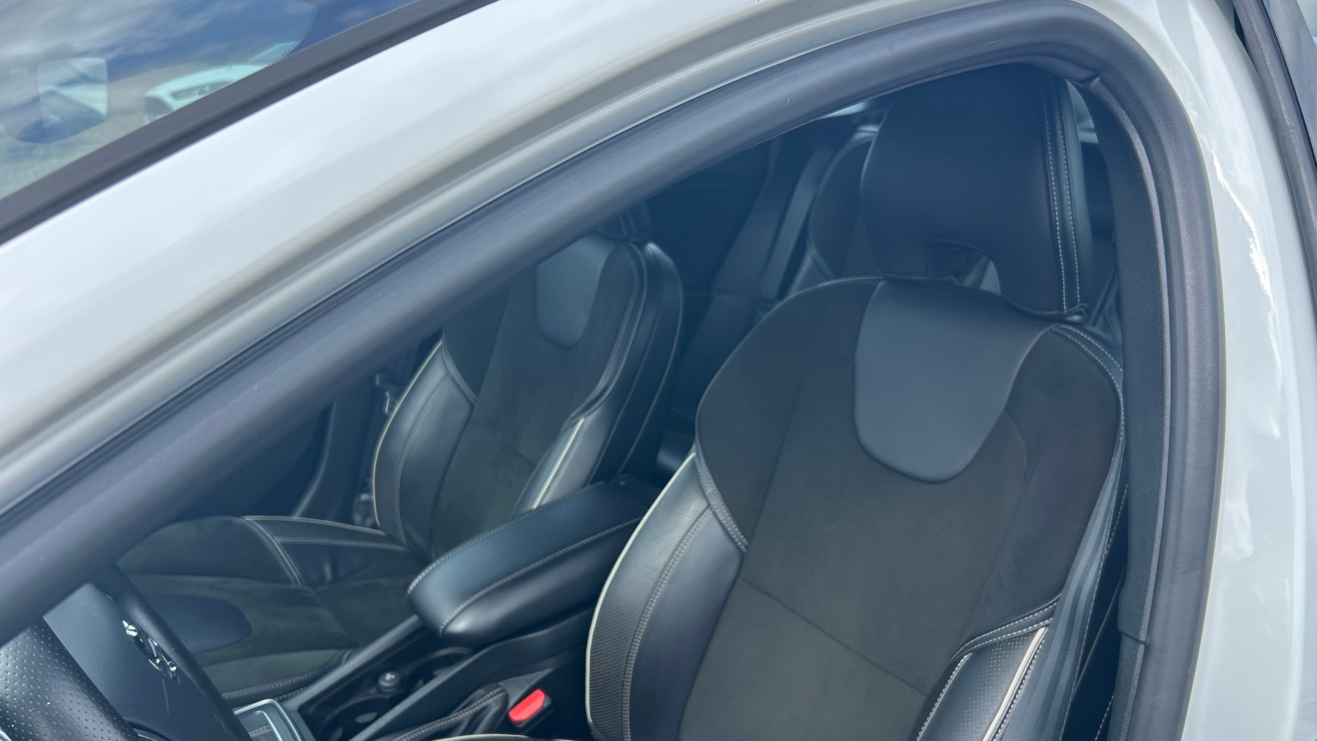 VOLVO V40 D3 Momentum R-Design Geartronic-image-2