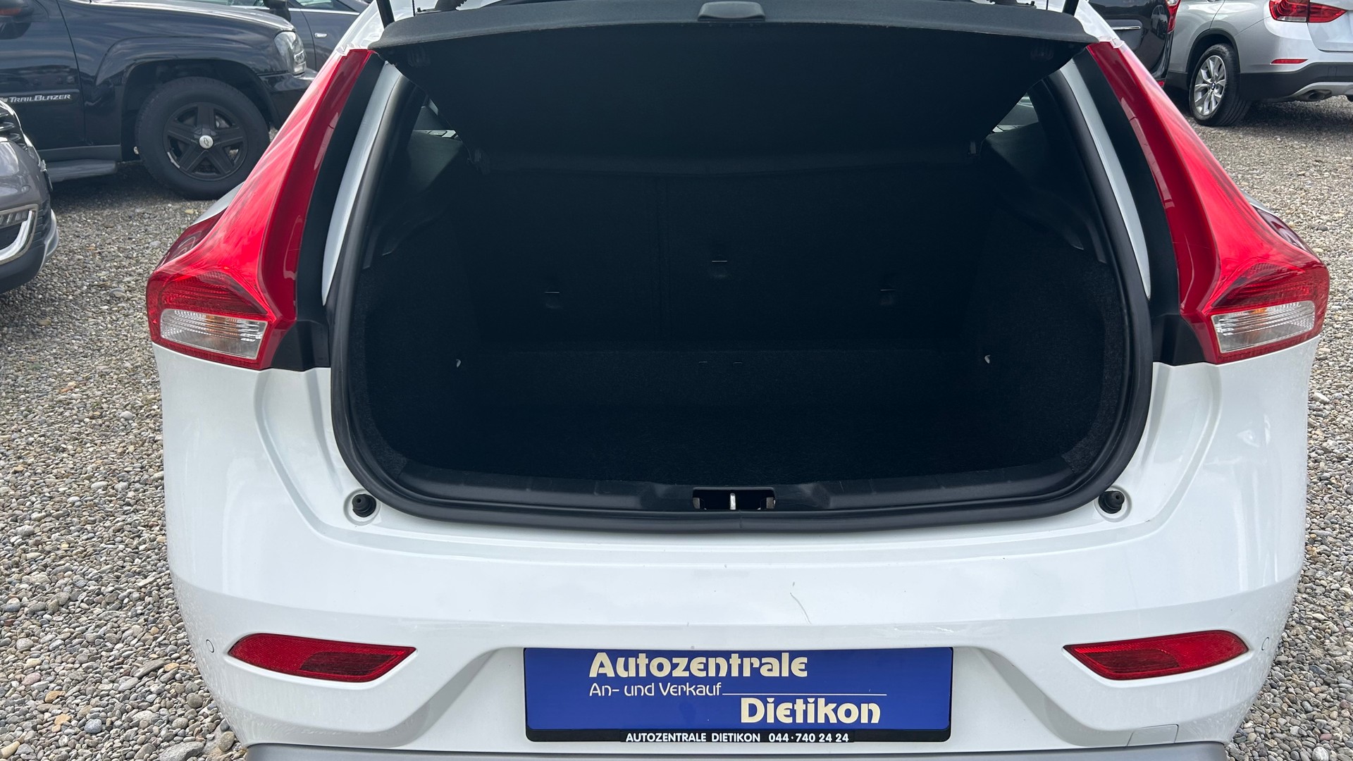 VOLVO V40 D3 Momentum R-Design Geartronic-image-23