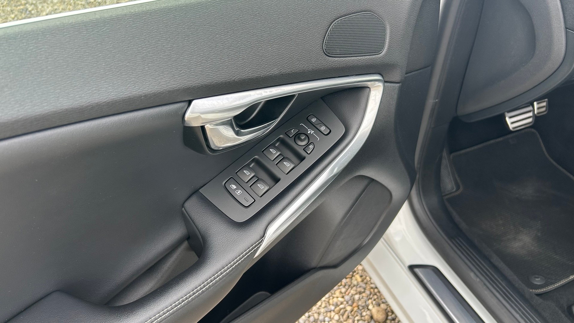 VOLVO V40 D3 Momentum R-Design Geartronic-image-7