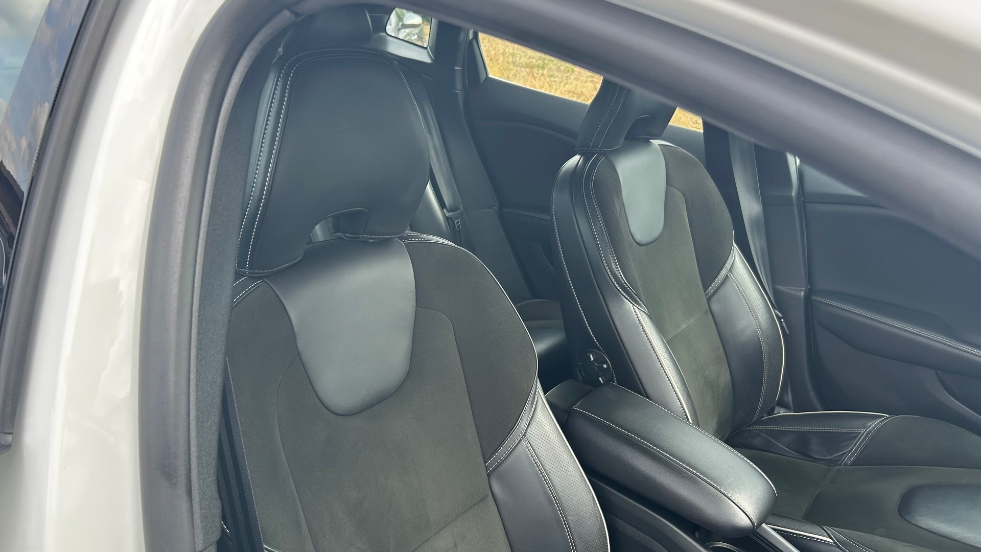 VOLVO V40 D3 Momentum R-Design Geartronic-image-10