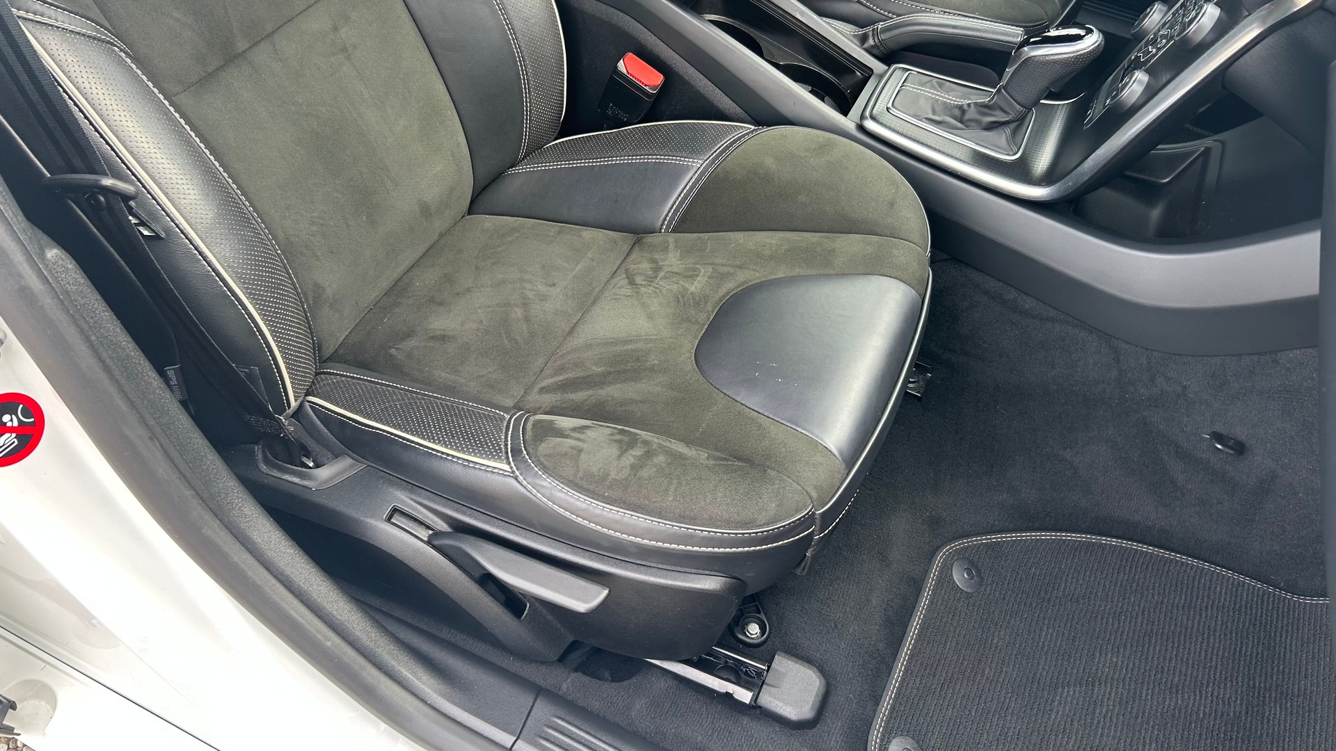 VOLVO V40 D3 Momentum R-Design Geartronic-image-12