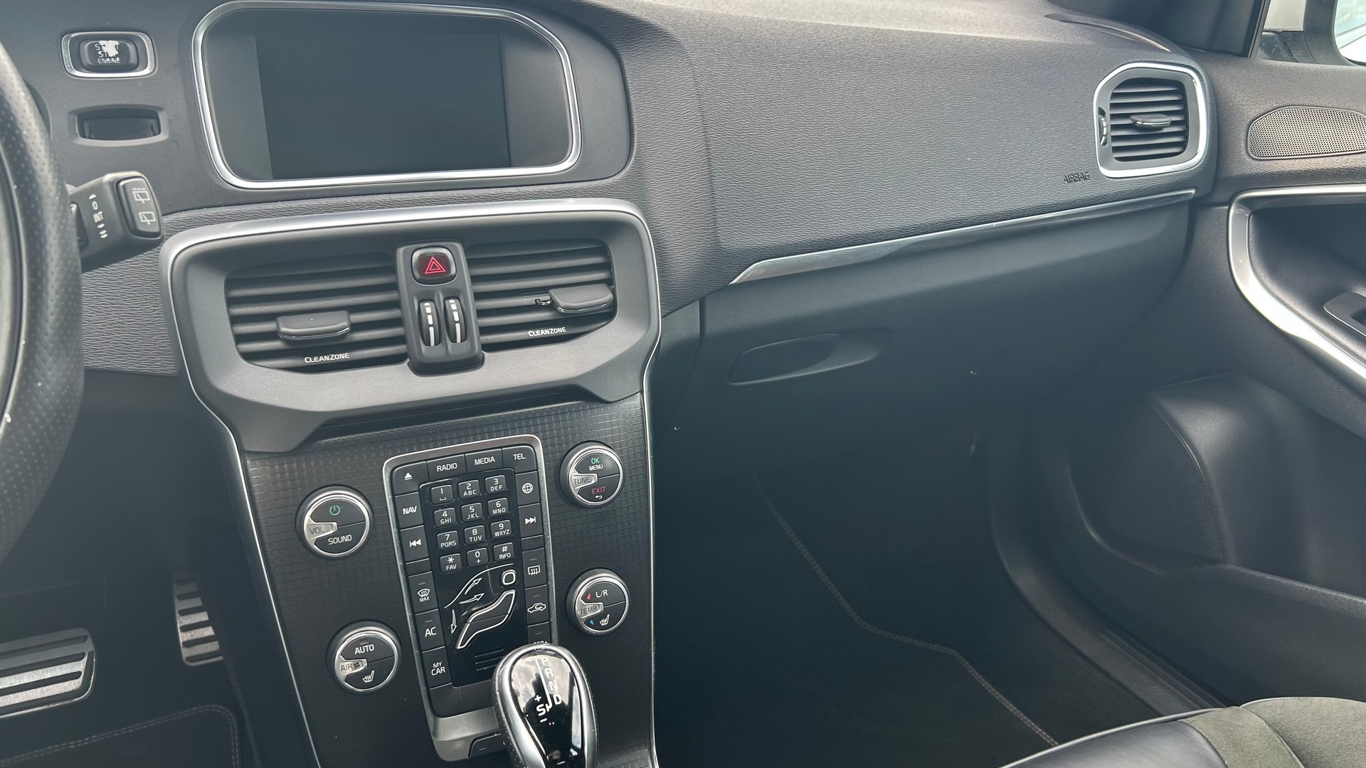 VOLVO V40 D3 Momentum R-Design Geartronic-image-6