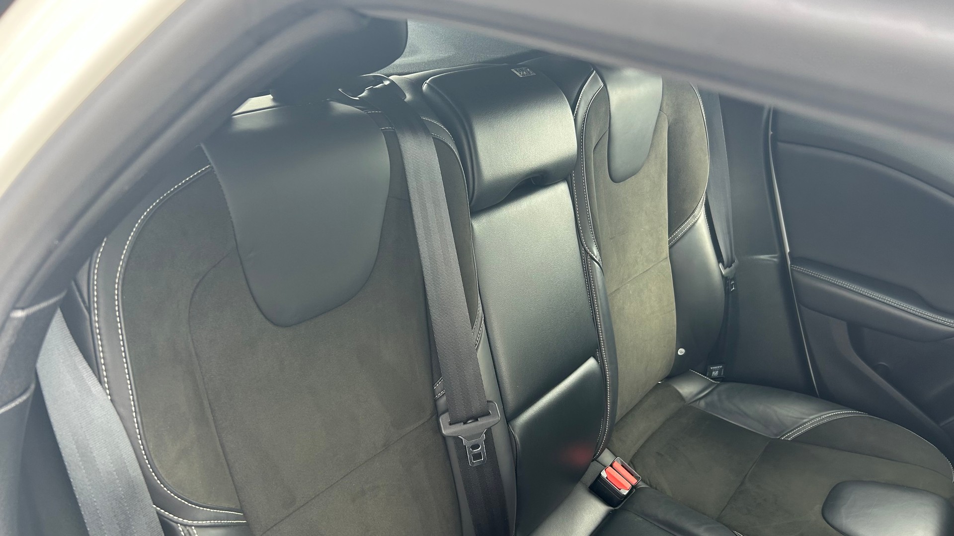 VOLVO V40 D3 Momentum R-Design Geartronic-image-13