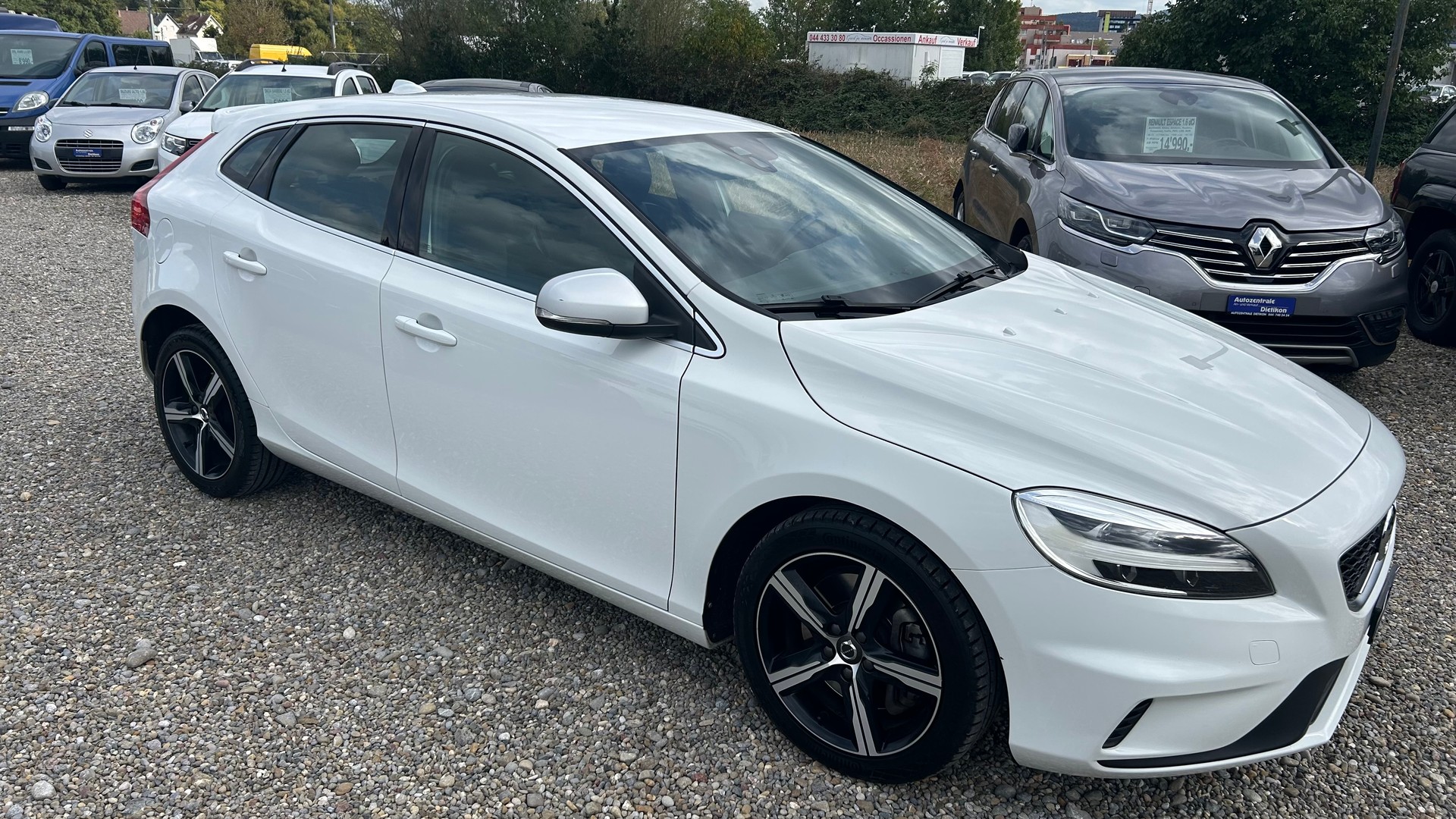 VOLVO V40 D3 Momentum R-Design Geartronic-image-21