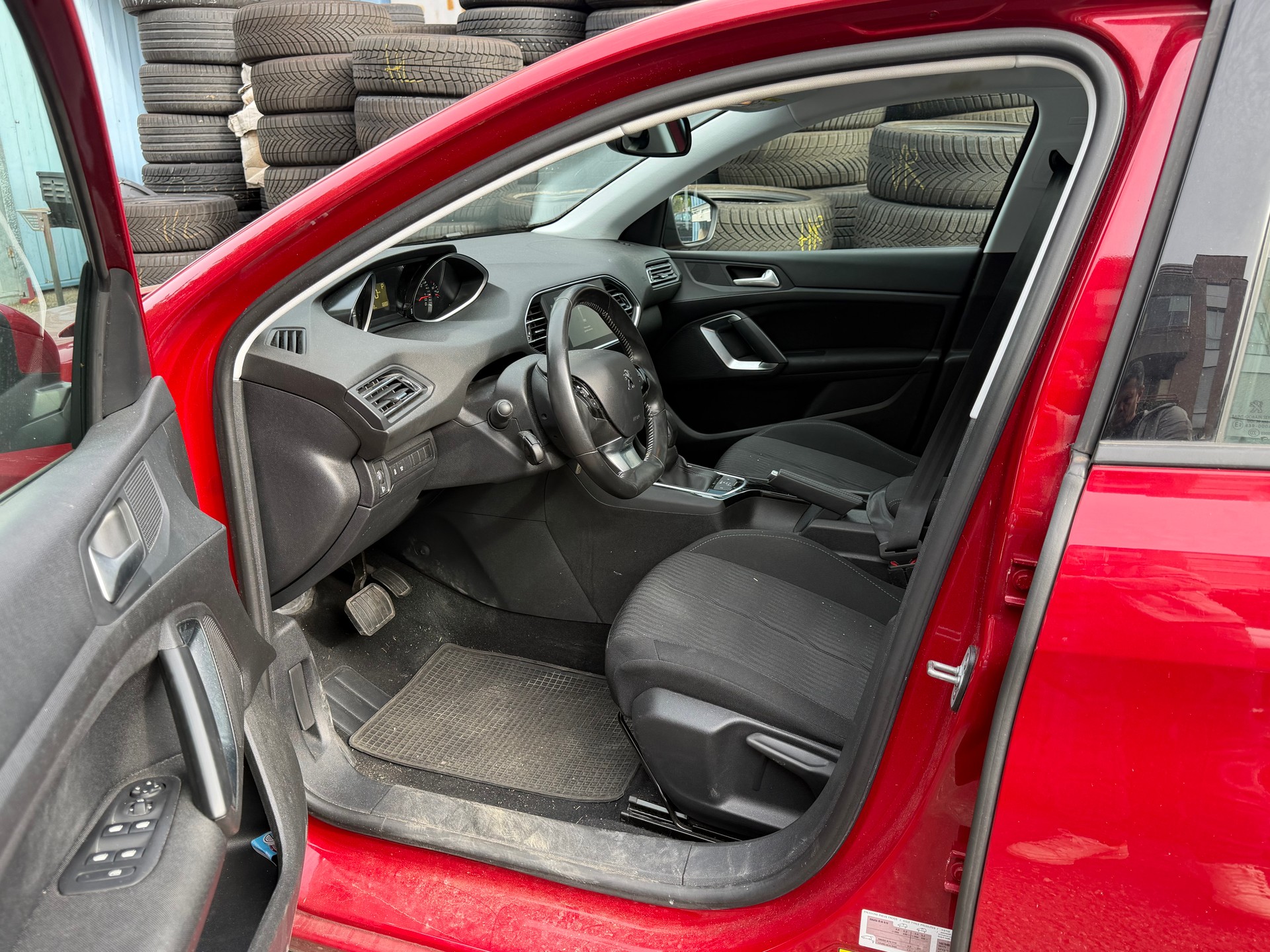 PEUGEOT 308 1.2 THP Style Automatic-image-6