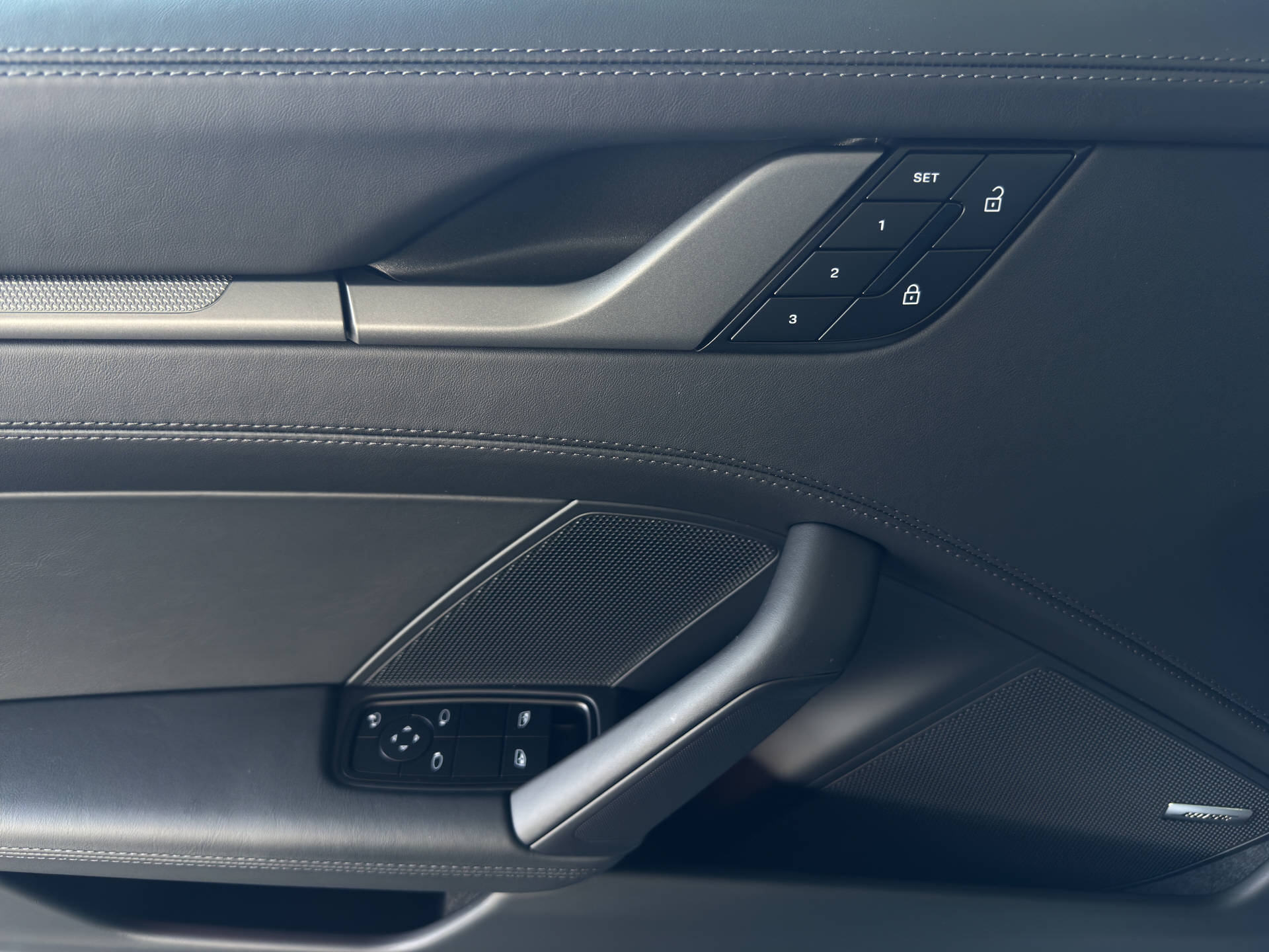 PORSCHE 911 Carrera-image-10