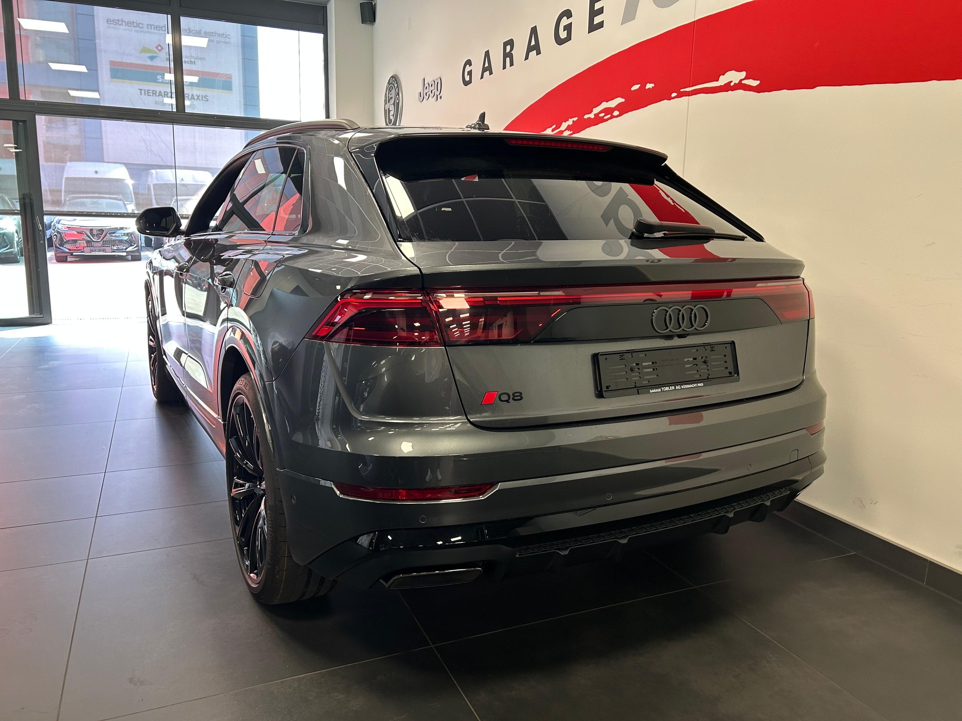 AUDI Q8 SUV 3.0 55 TFSI e quattro T-Tronic-image-16
