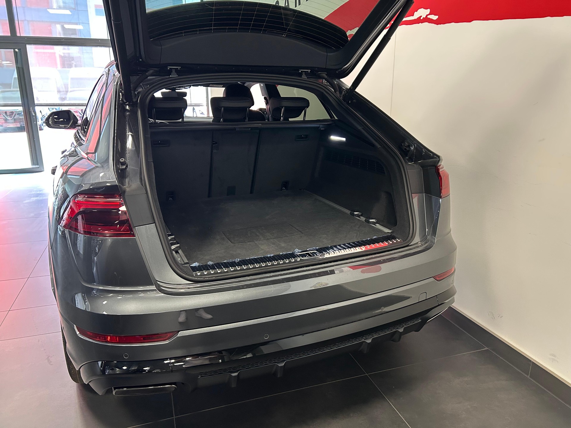 AUDI Q8 SUV 3.0 55 TFSI e quattro T-Tronic-image-18