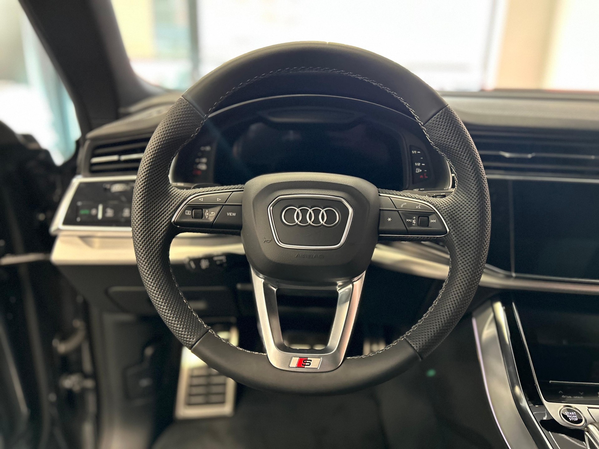 AUDI Q8 SUV 3.0 55 TFSI e quattro T-Tronic-image-12