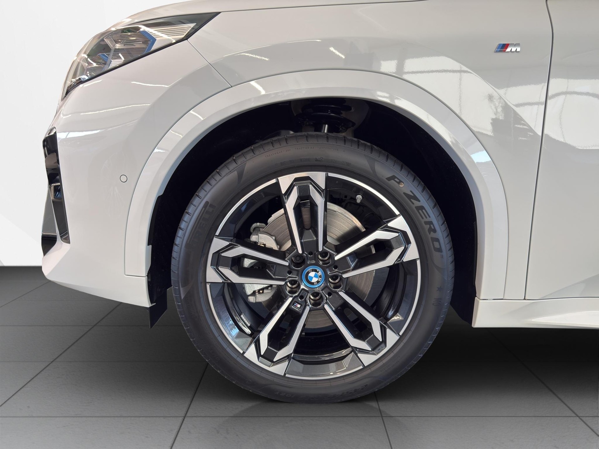 BMW iX2 xDrive 30-image-8