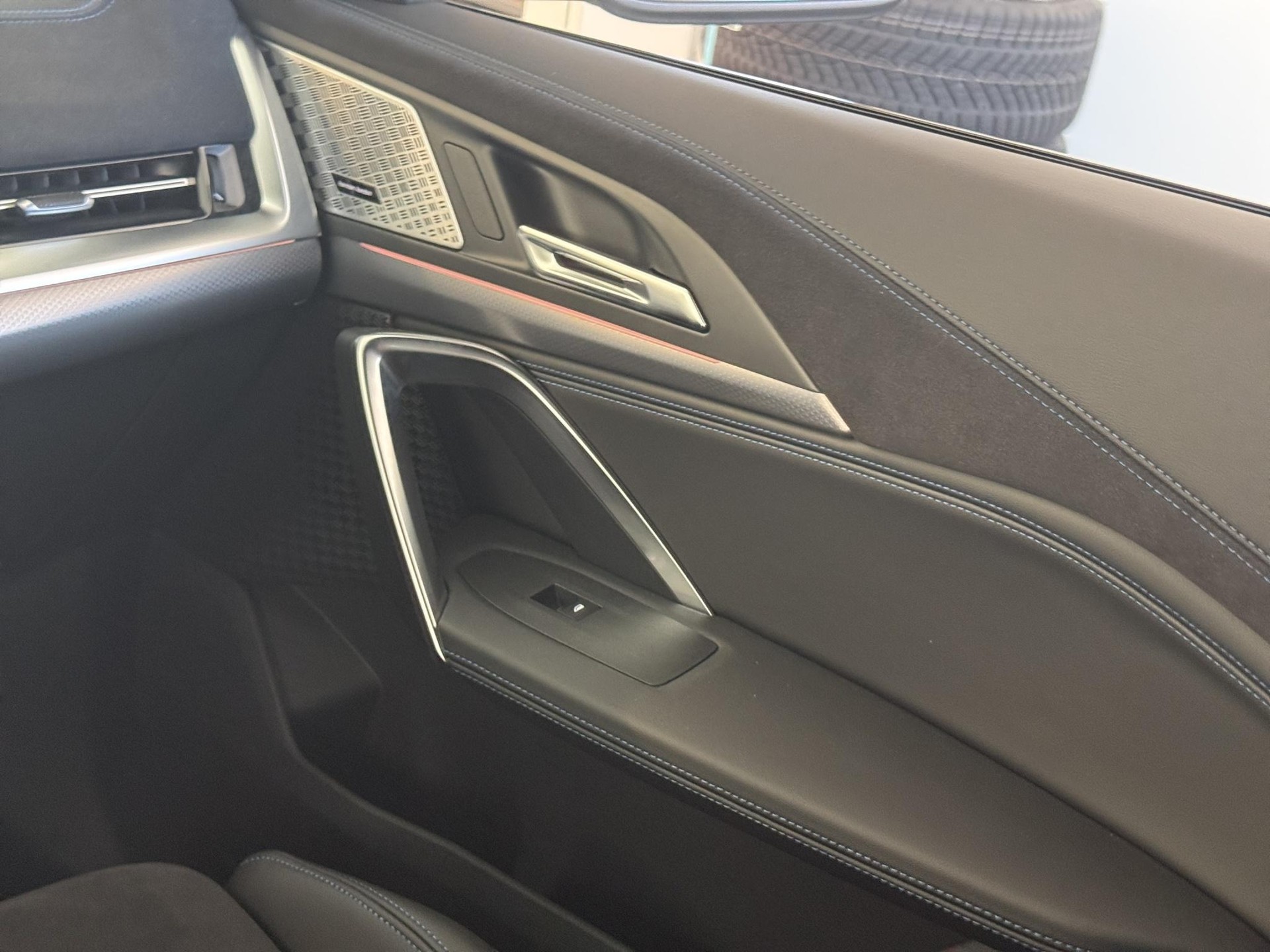 BMW iX2 xDrive 30-image-17