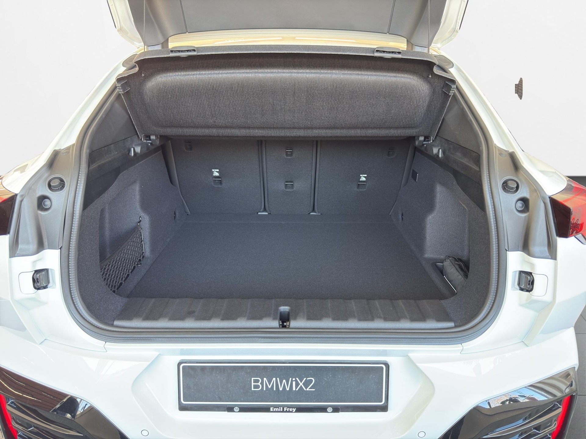 BMW iX2 xDrive 30-image-19