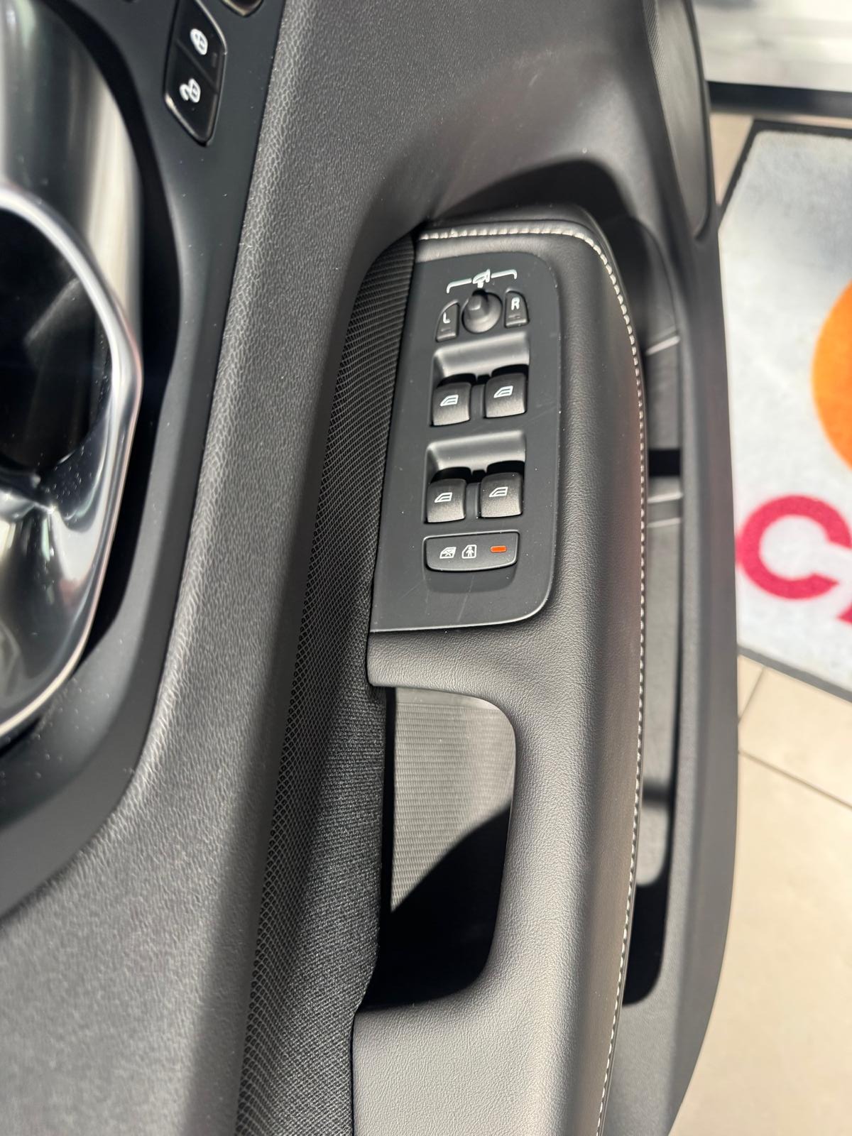 VOLVO XC60 T6 eAWD Ultimate Dark-image-15