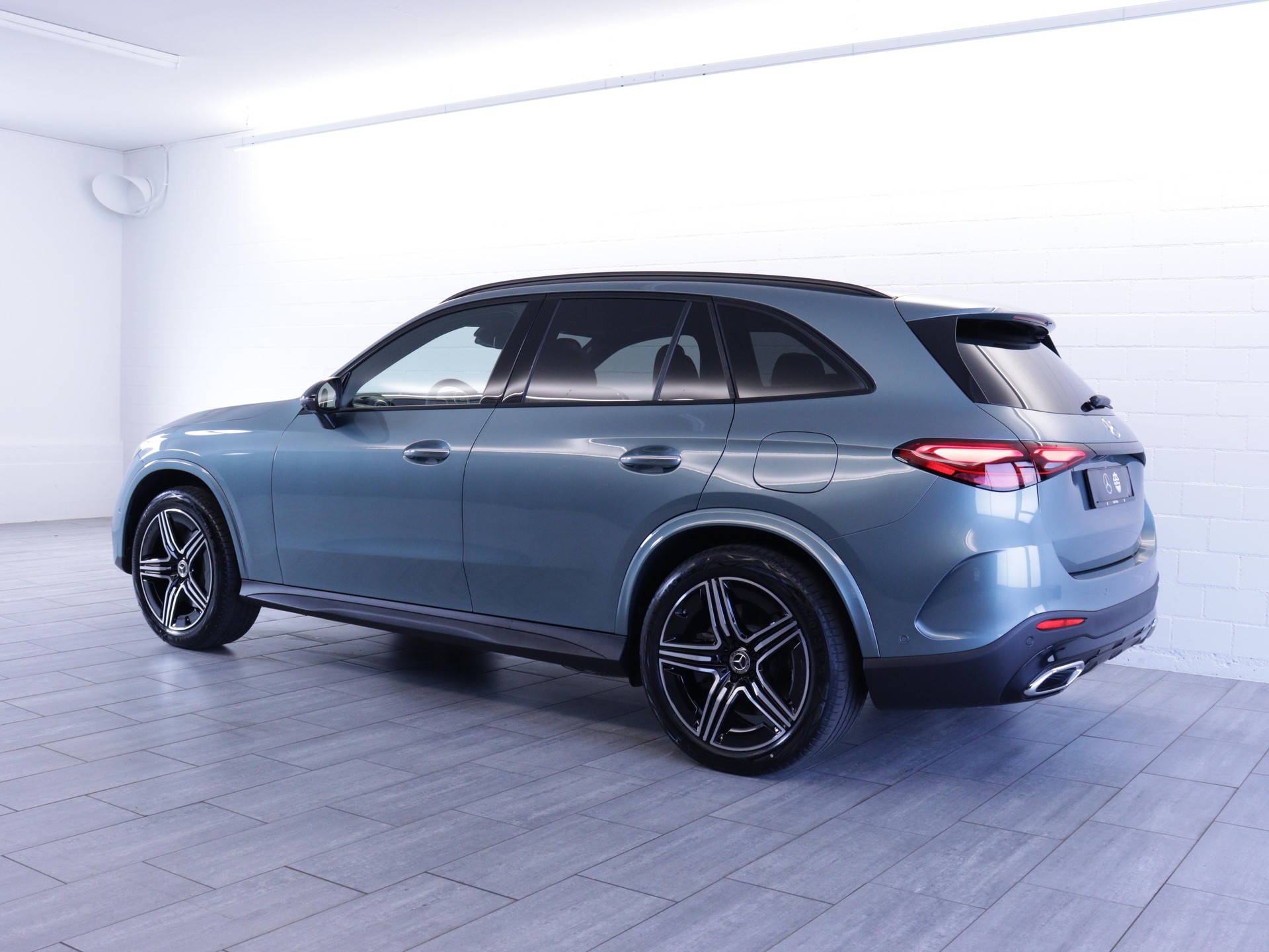 MERCEDES-BENZ GLC 400 e EQ Star AMG Line 4matic-image-2