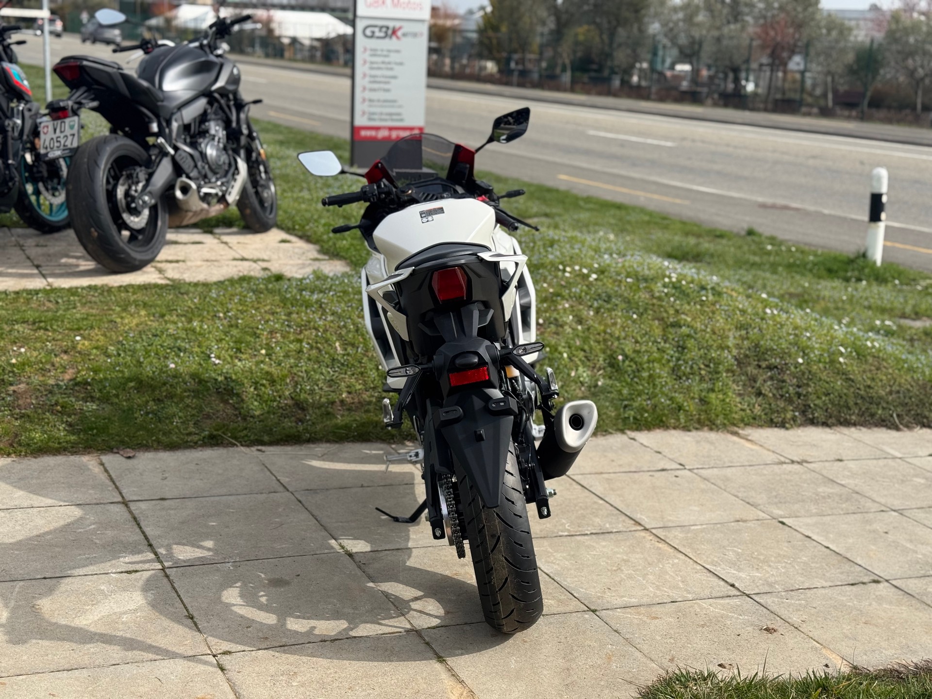 YAMAHA YZF-R3 ABS 70th Anniversary-showroom-element-2