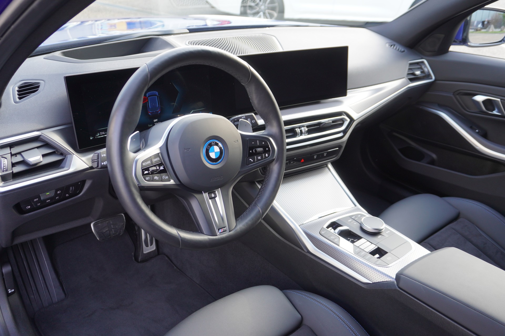 BMW 330e x DriveTouring Steptronic M Sport-image-13