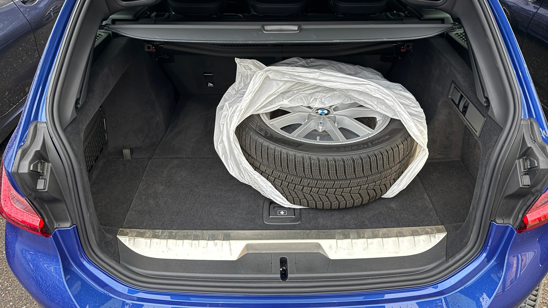 BMW 330e x DriveTouring Steptronic M Sport-image-10