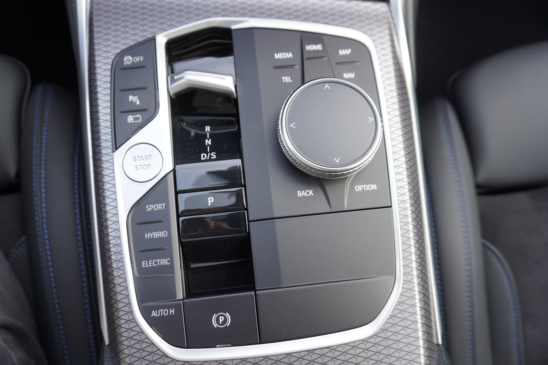 BMW 330e x DriveTouring Steptronic M Sport-image-31