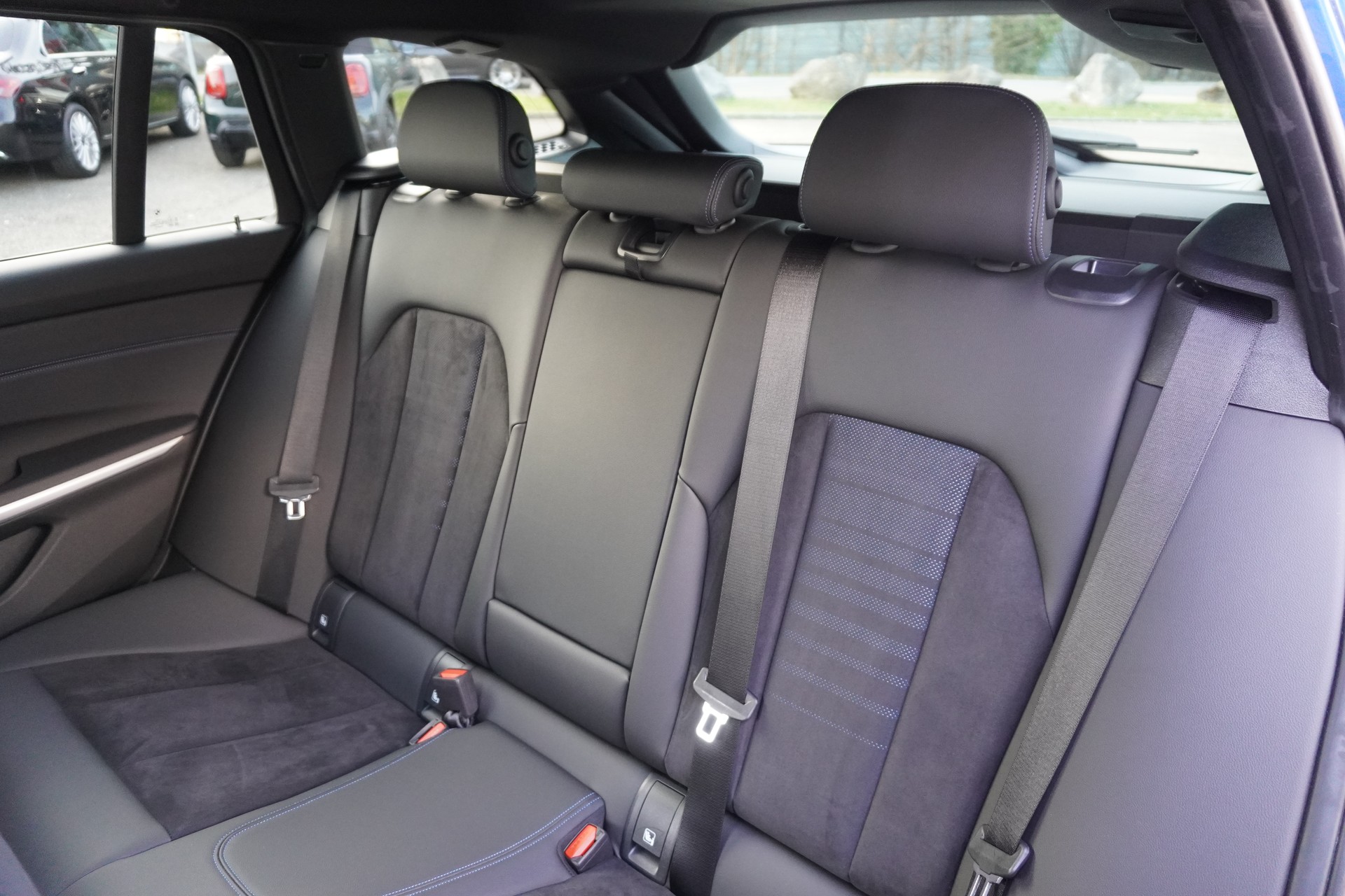 BMW 330e x DriveTouring Steptronic M Sport-image-15