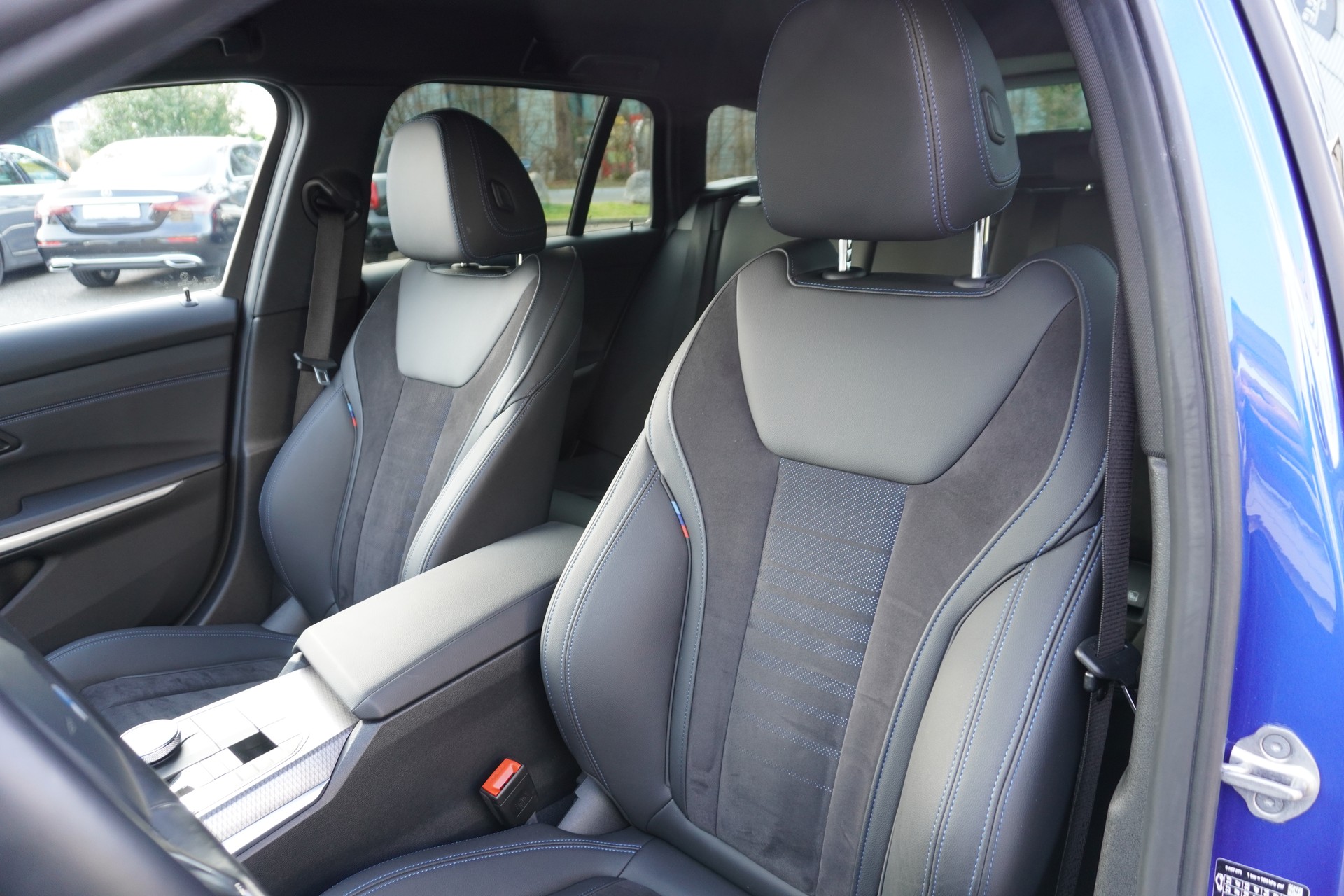 BMW 330e x DriveTouring Steptronic M Sport-image-14