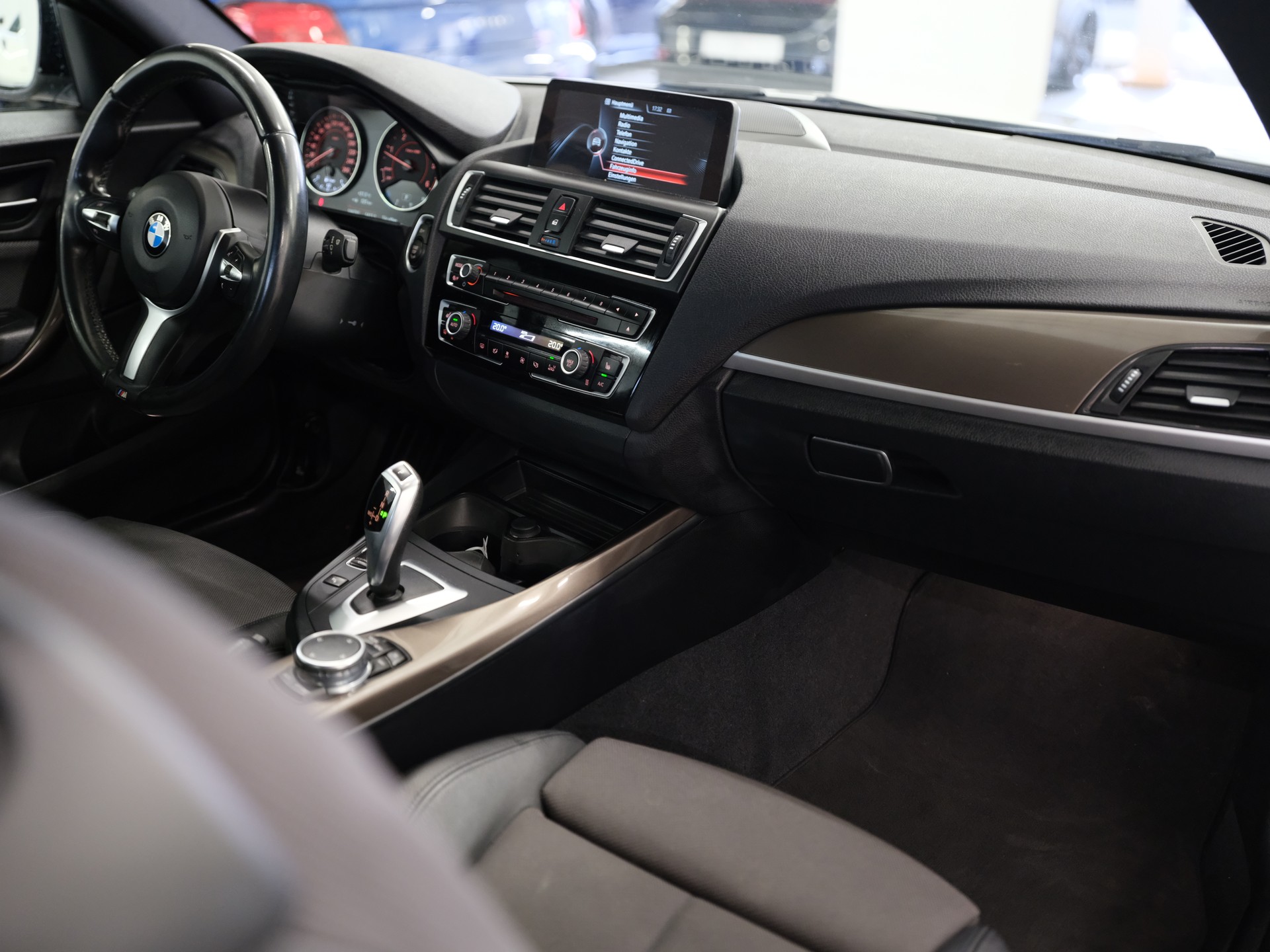 BMW 218d *Komfortzugang* *M Sport Lederlenkrad* *Sonnenschutzverglasung*-image-15