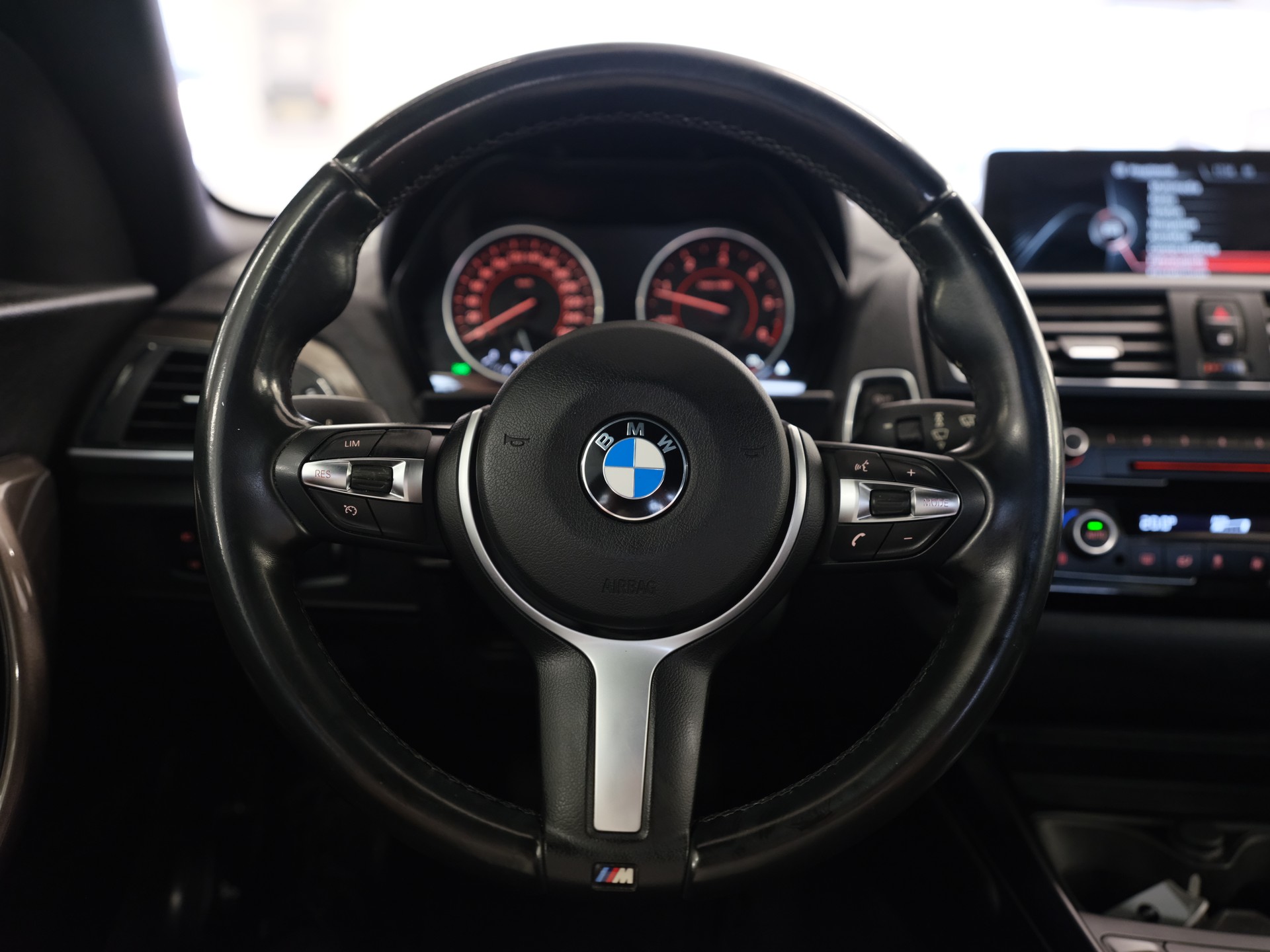 BMW 218d *Komfortzugang* *M Sport Lederlenkrad* *Sonnenschutzverglasung*-image-17