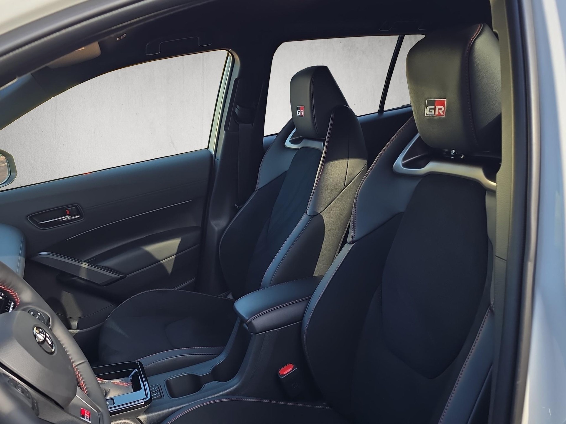 TOYOTA Corolla Cross 2.0 HSD GR Sport AWD-i-image-9