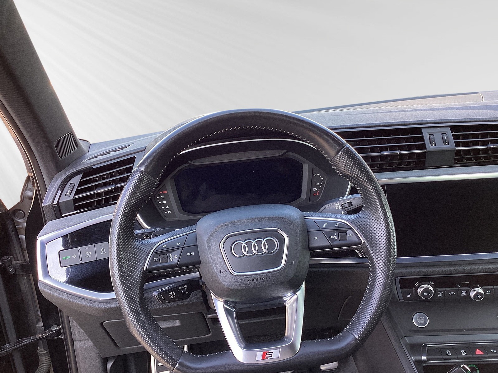 AUDI Q3 45 TFSI S line quattro S-tronic-image-4