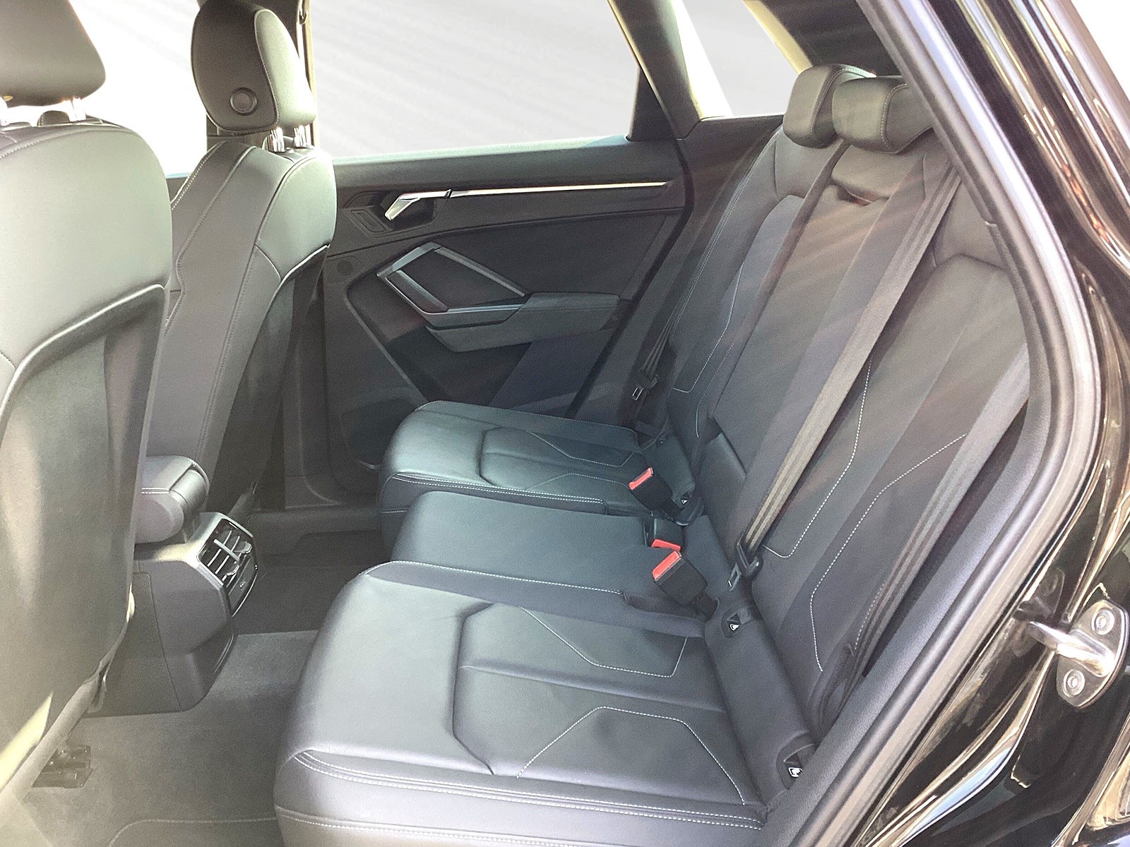 AUDI Q3 45 TFSI S line quattro S-tronic-image-6